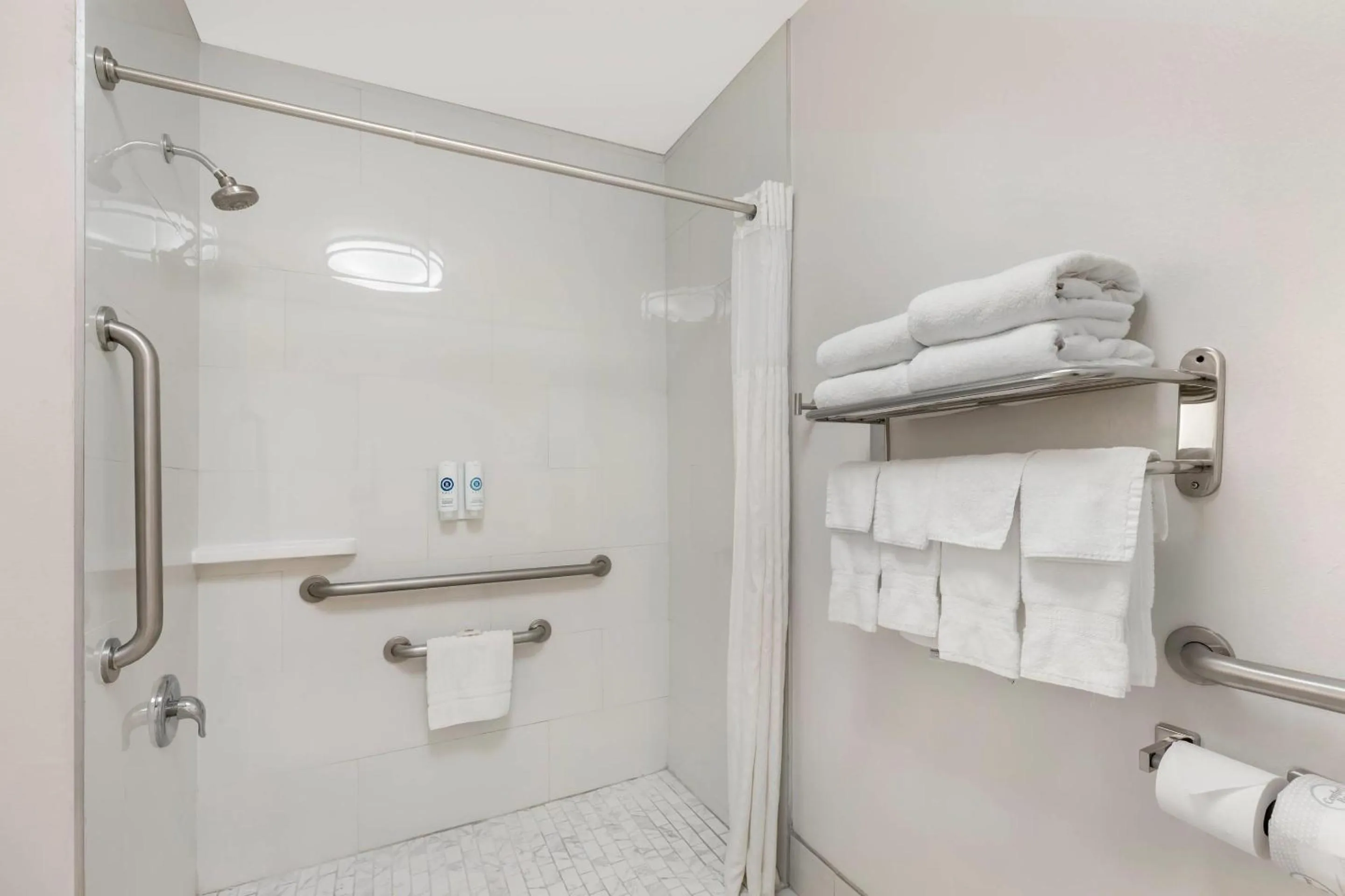 Bedroom in Comfort Inn Ballard-Roosevelt