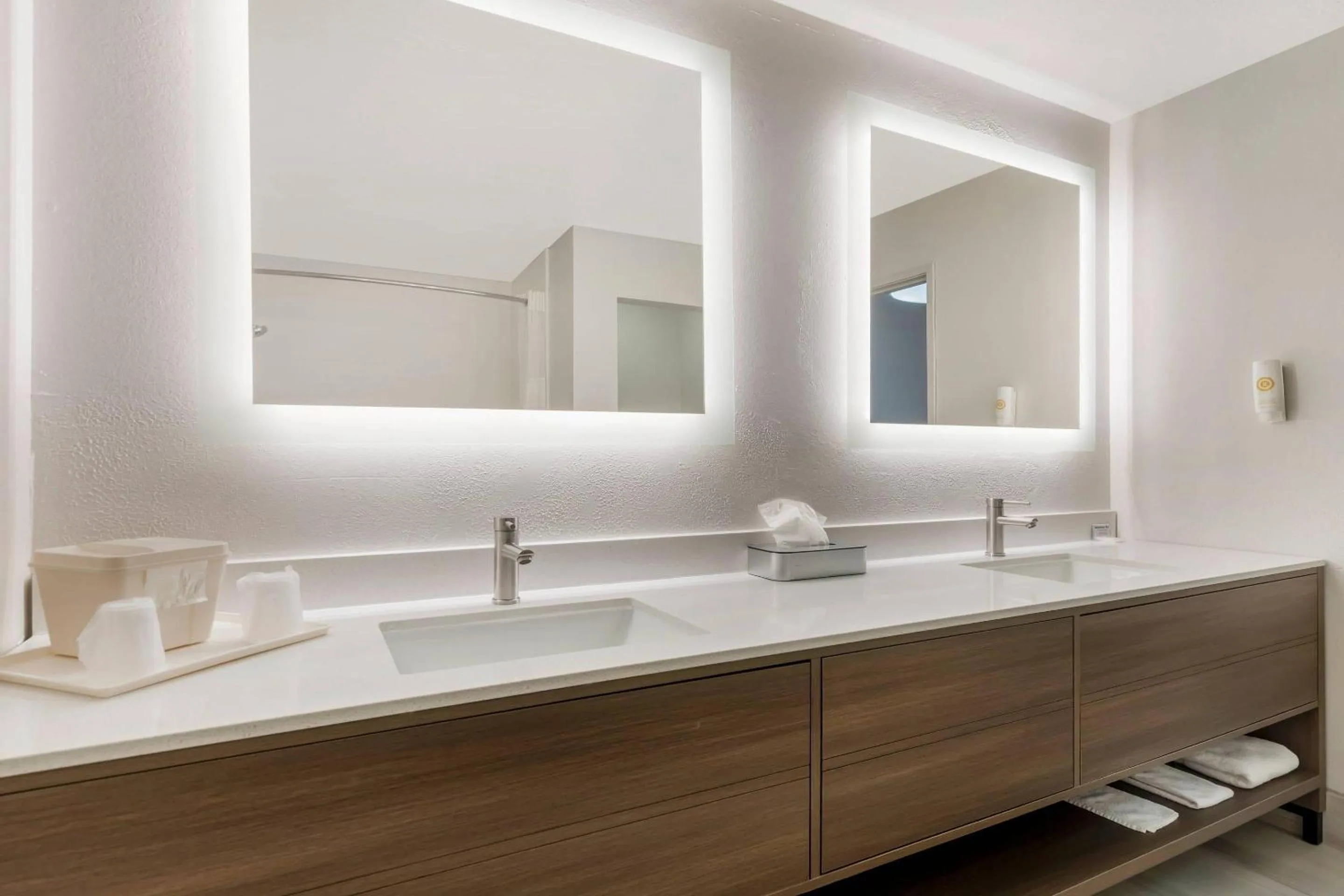 Bedroom in Comfort Inn Ballard-Roosevelt