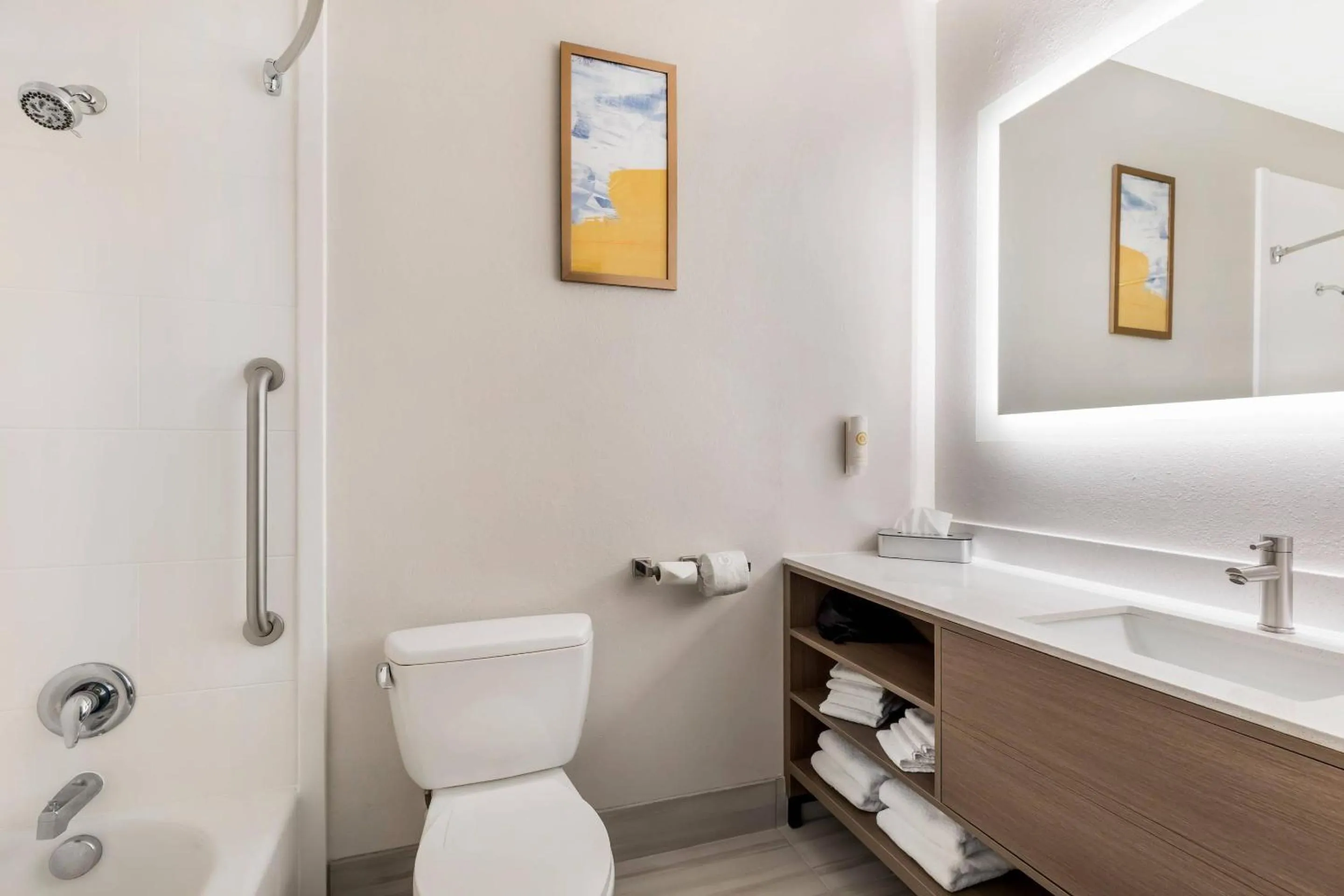 Bedroom in Comfort Inn Ballard-Roosevelt