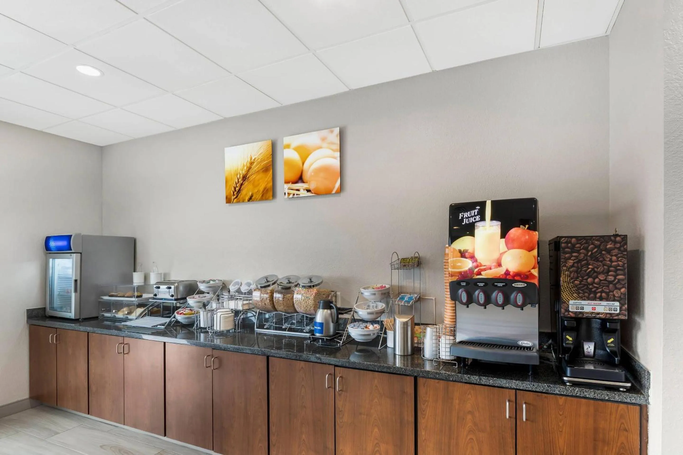 Breakfast in Comfort Inn Ballard-Roosevelt