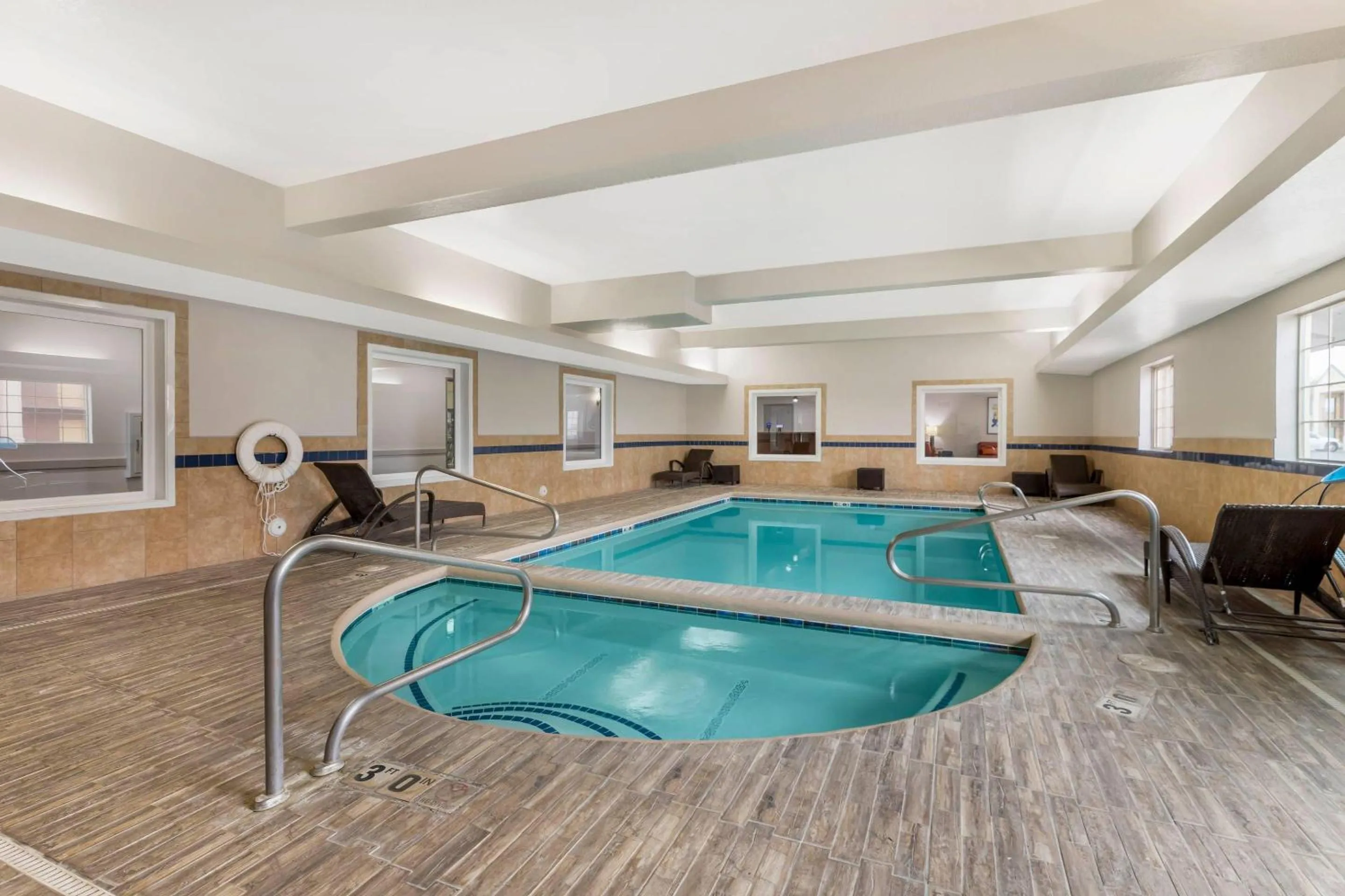 Swimming pool in Comfort Inn Ballard-Roosevelt