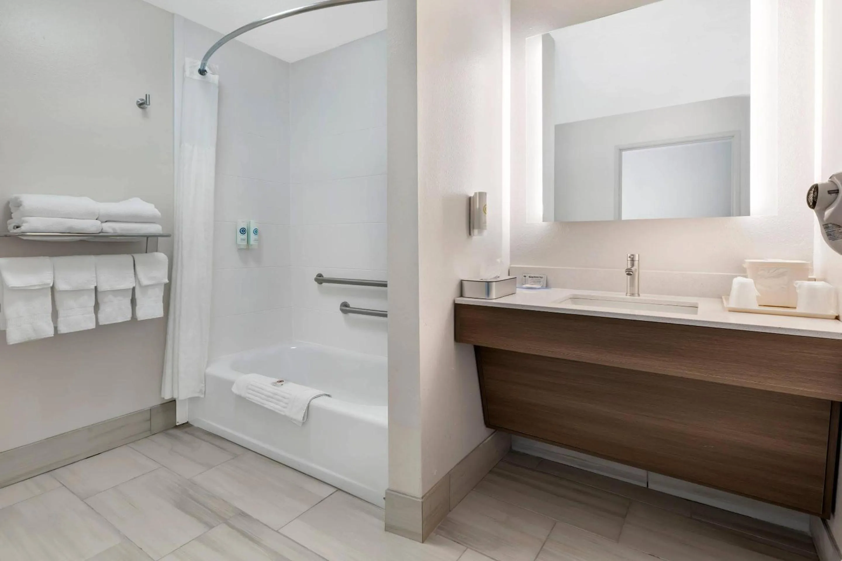 Bedroom in Comfort Inn Ballard-Roosevelt