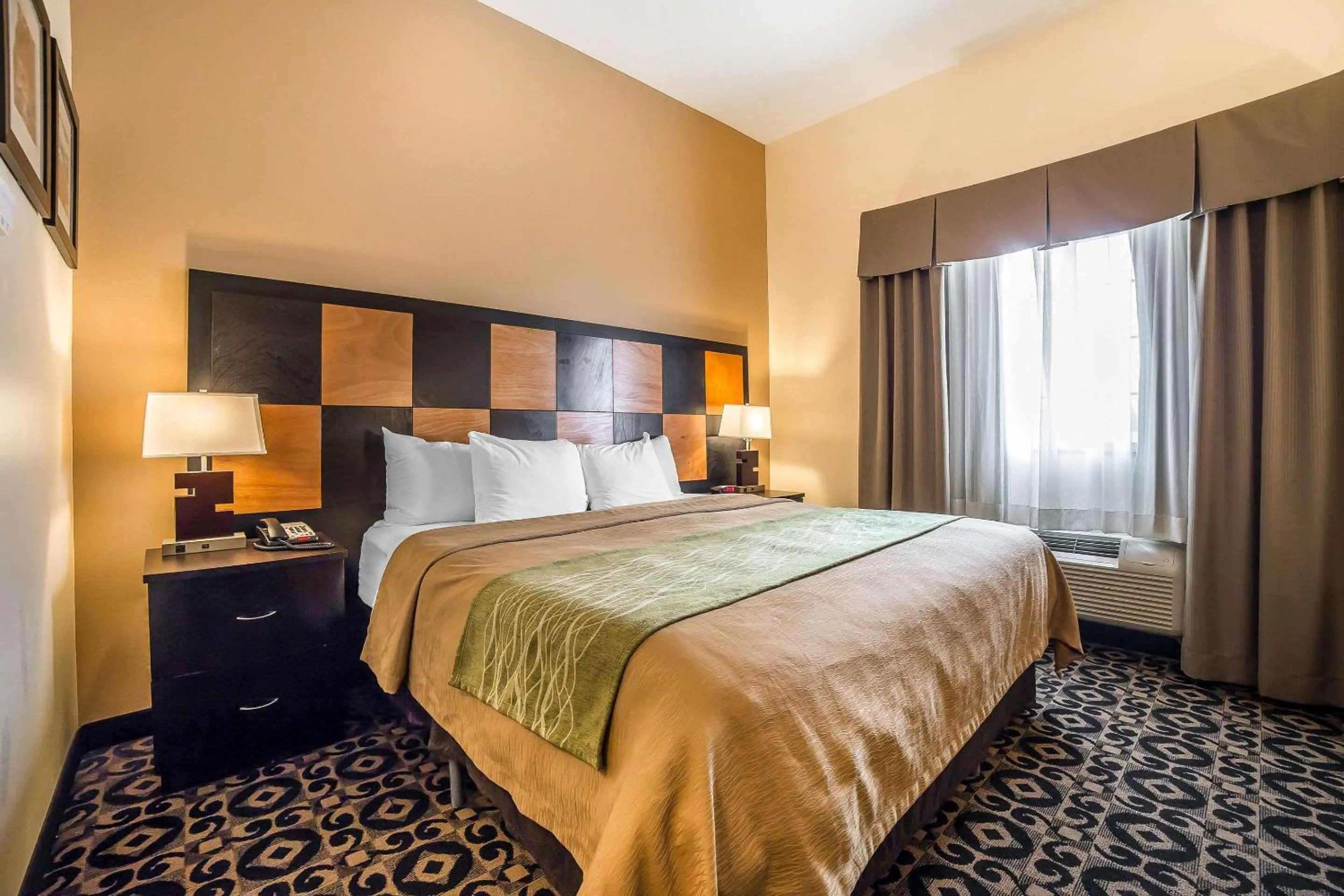 Bedroom, Bed in Comfort Inn Ballard-Roosevelt