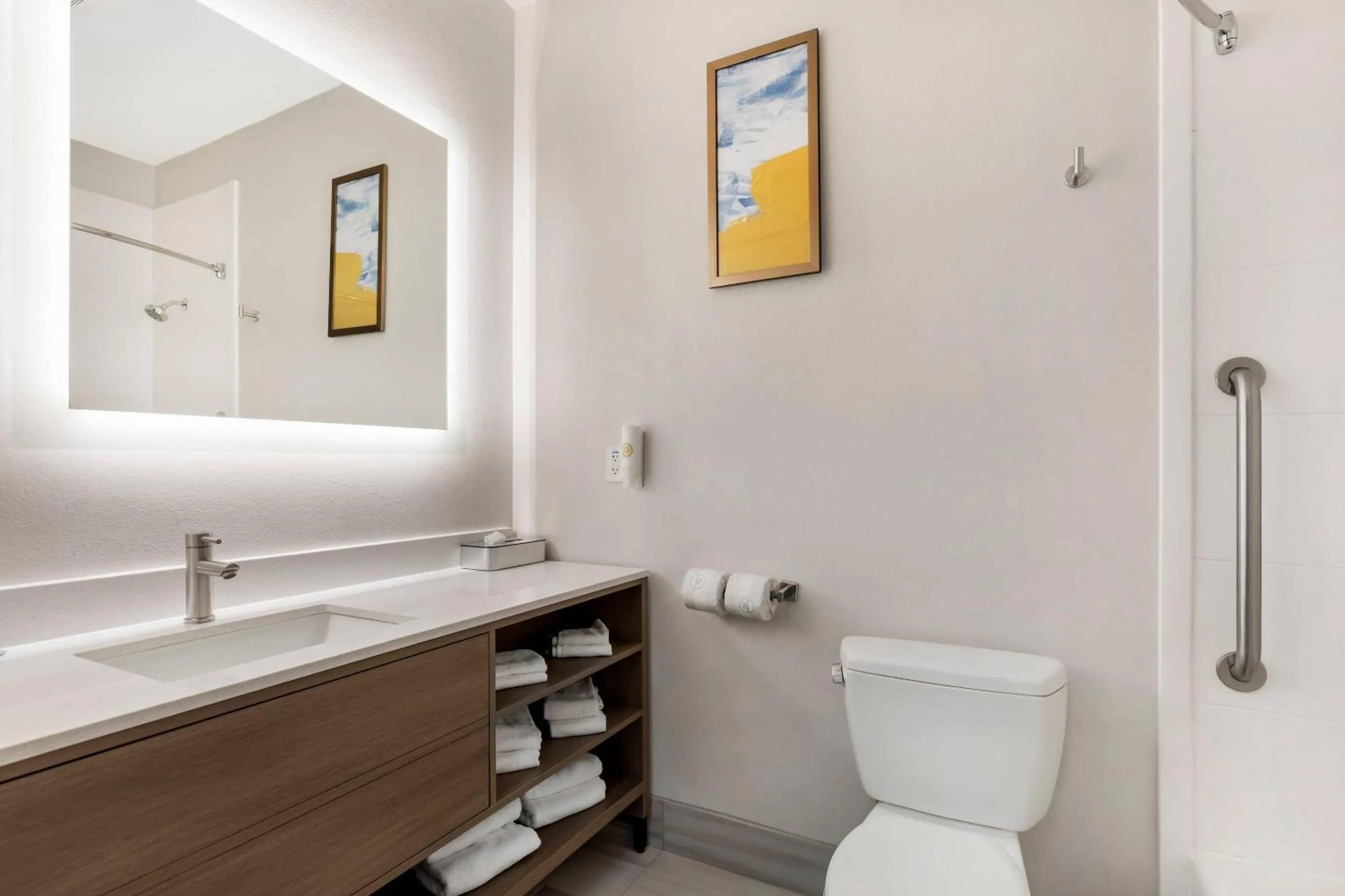 Bedroom in Comfort Inn Ballard-Roosevelt