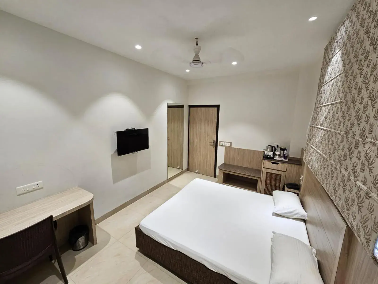 TV and multimedia, Bed in Hotel Bagla Atithi Banaras TV and multimedia, Bed in Hotel Bagla Atithi Banaras