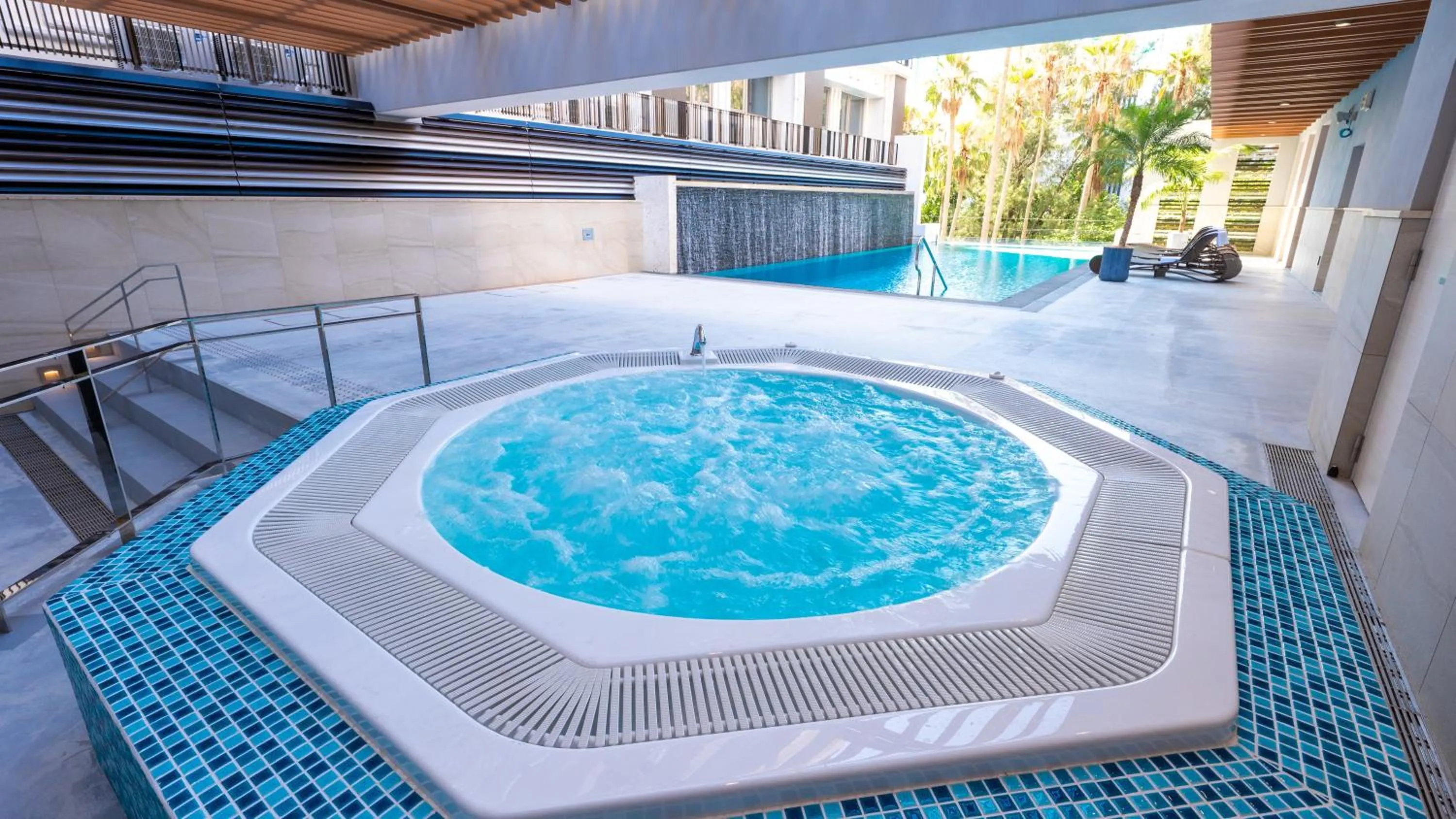 Pool view in HOTEL SANSUI NAHA Ryukyu Onsen Naminoue-No-Yu