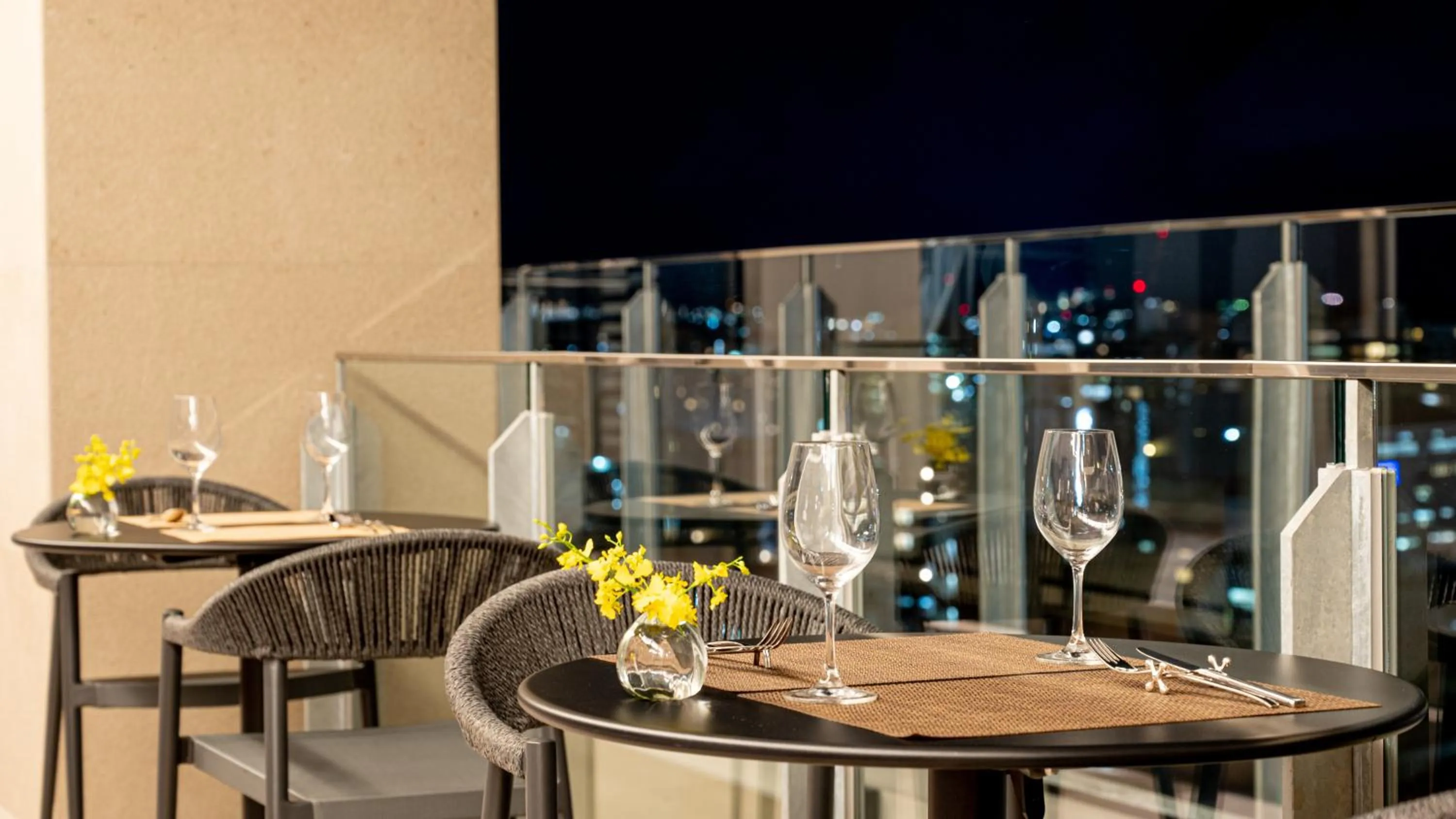 Lounge or bar in HOTEL SANSUI NAHA Ryukyu Onsen Naminoue-No-Yu