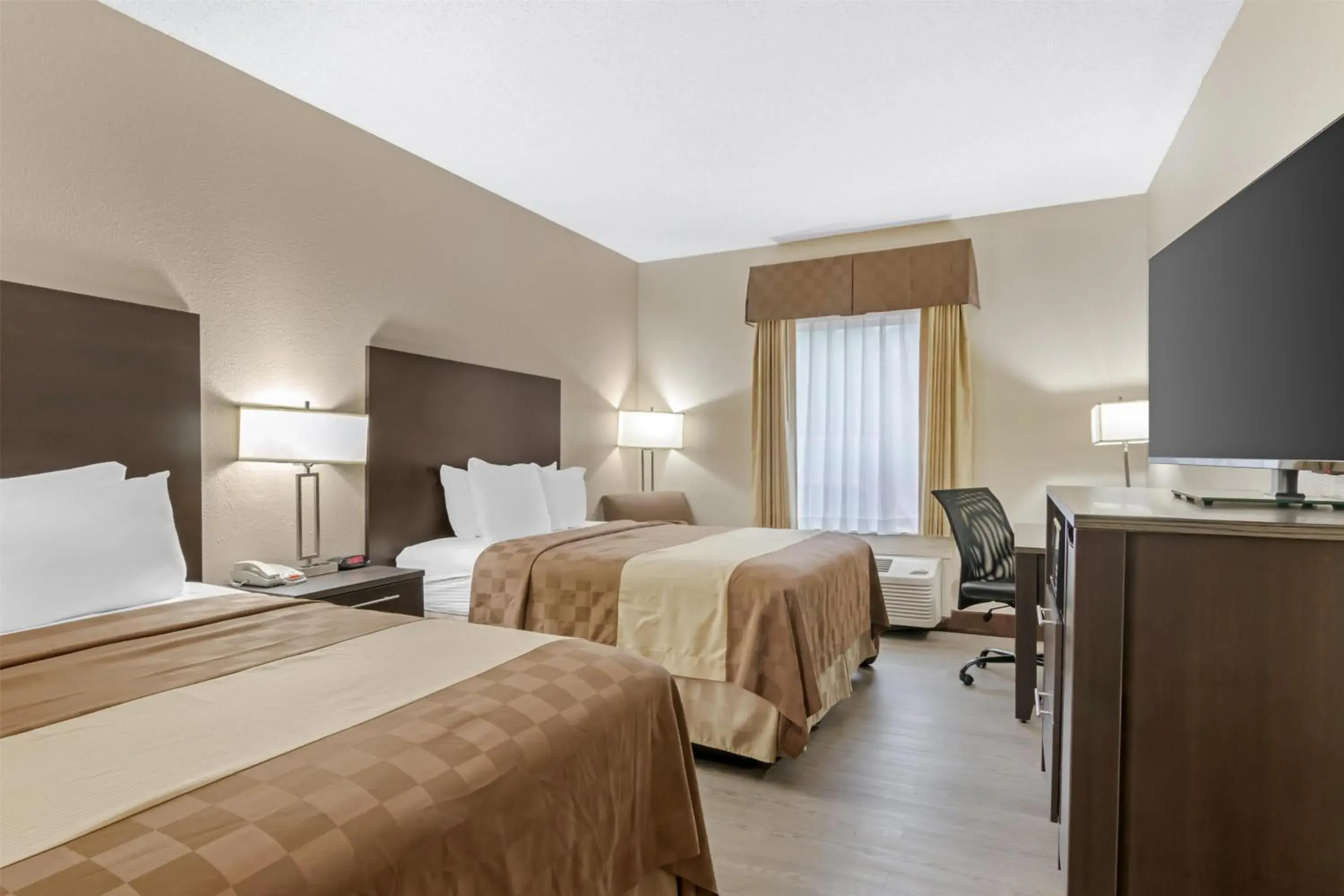 Bedroom, Bed in Best Western Teal Lake Inn Bedroom, Bed in Best Western Teal Lake Inn