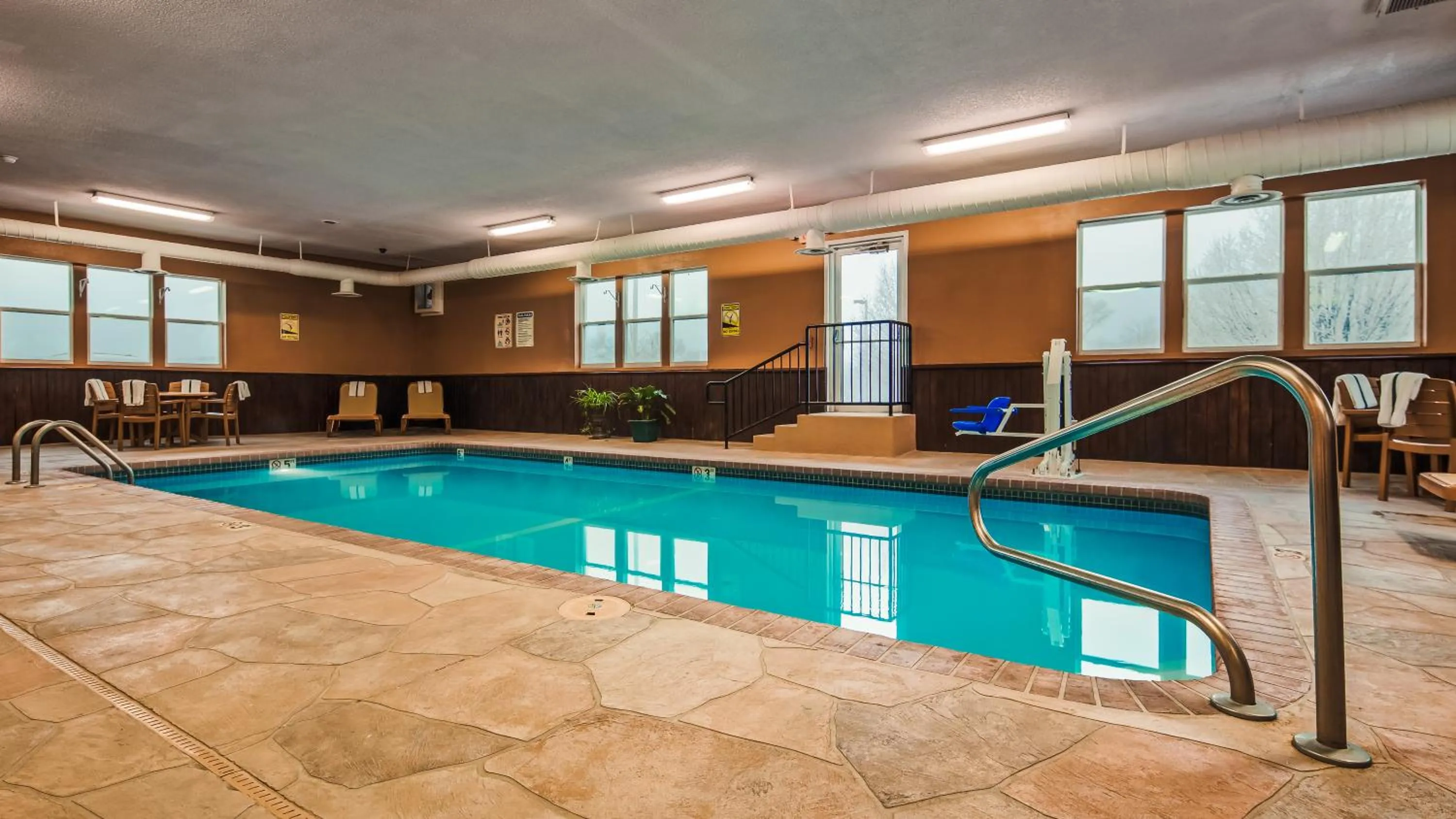 Swimming pool in Best Western Teal Lake Inn