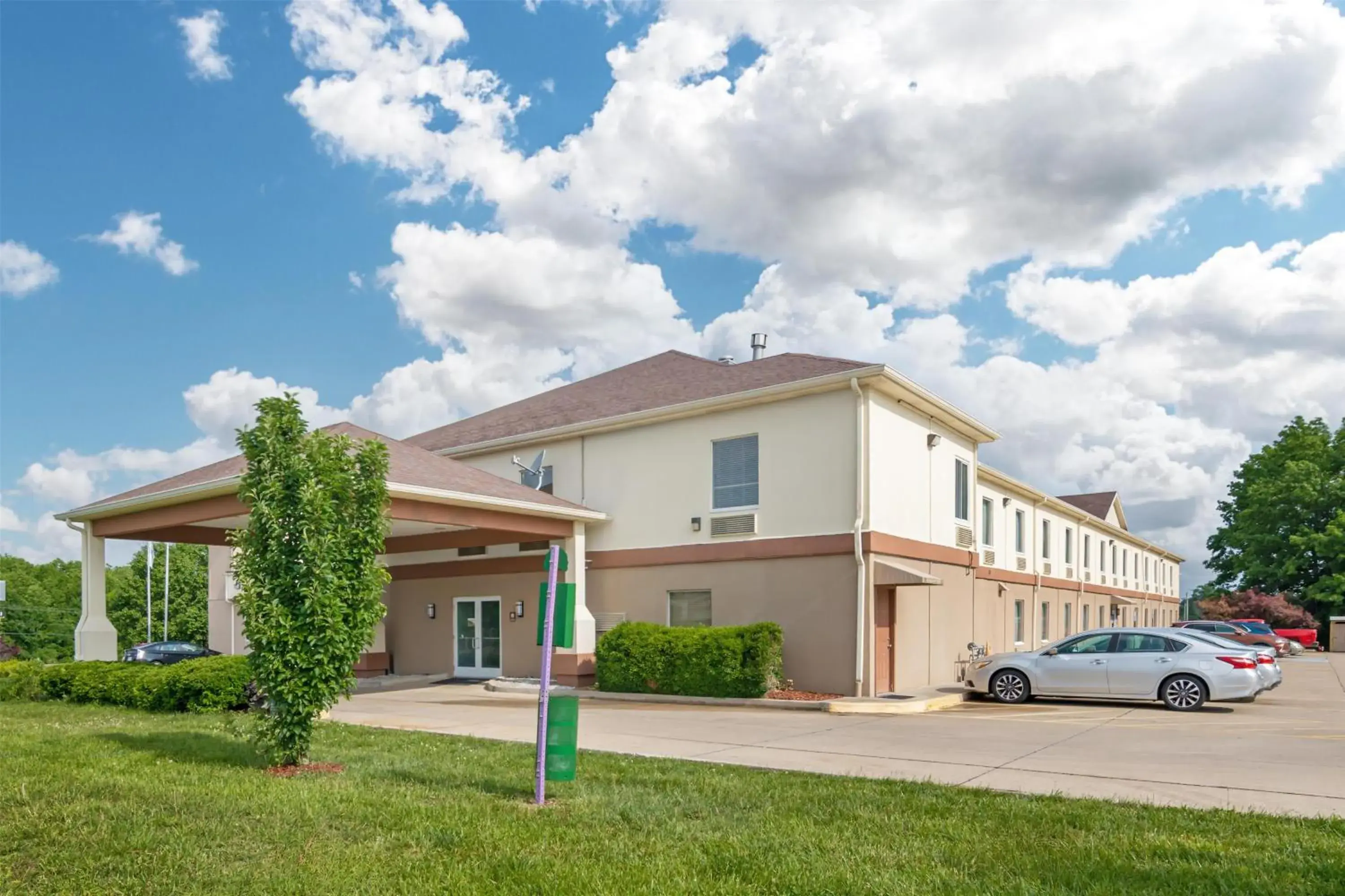 Property building in Best Western Teal Lake Inn Property building in Best Western Teal Lake Inn