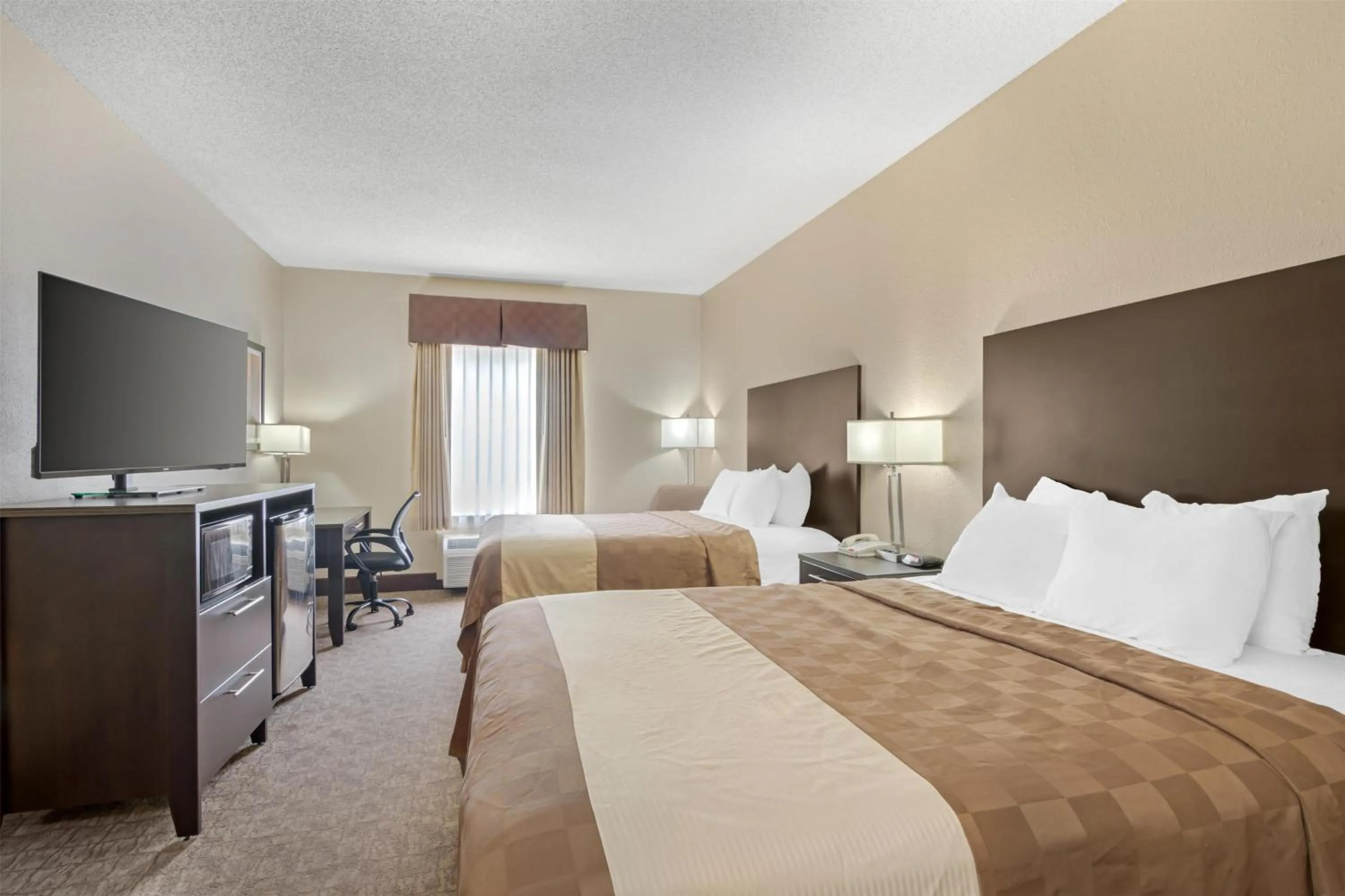 Bedroom, Bed in Best Western Teal Lake Inn