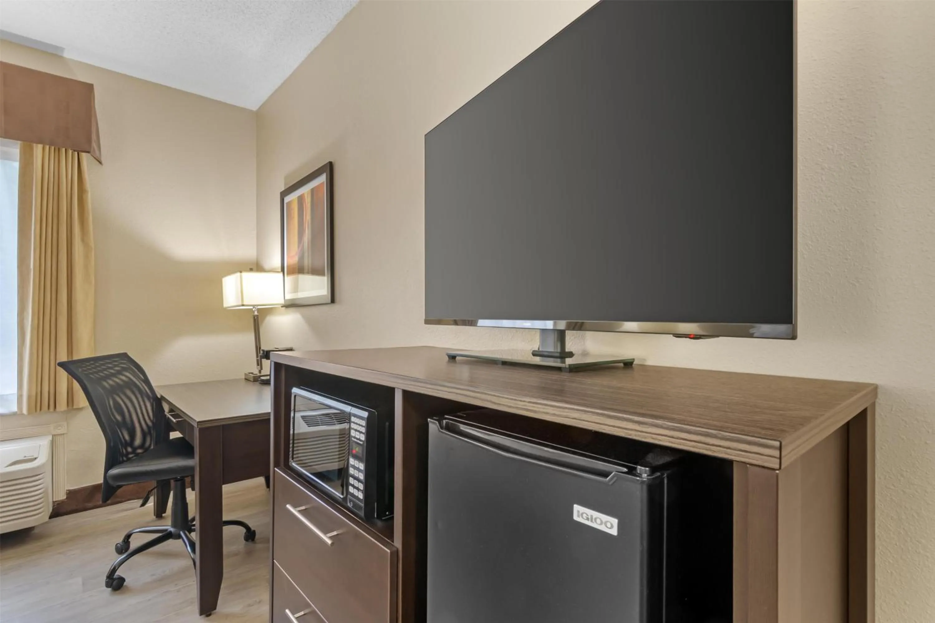 Bedroom in Best Western Teal Lake Inn