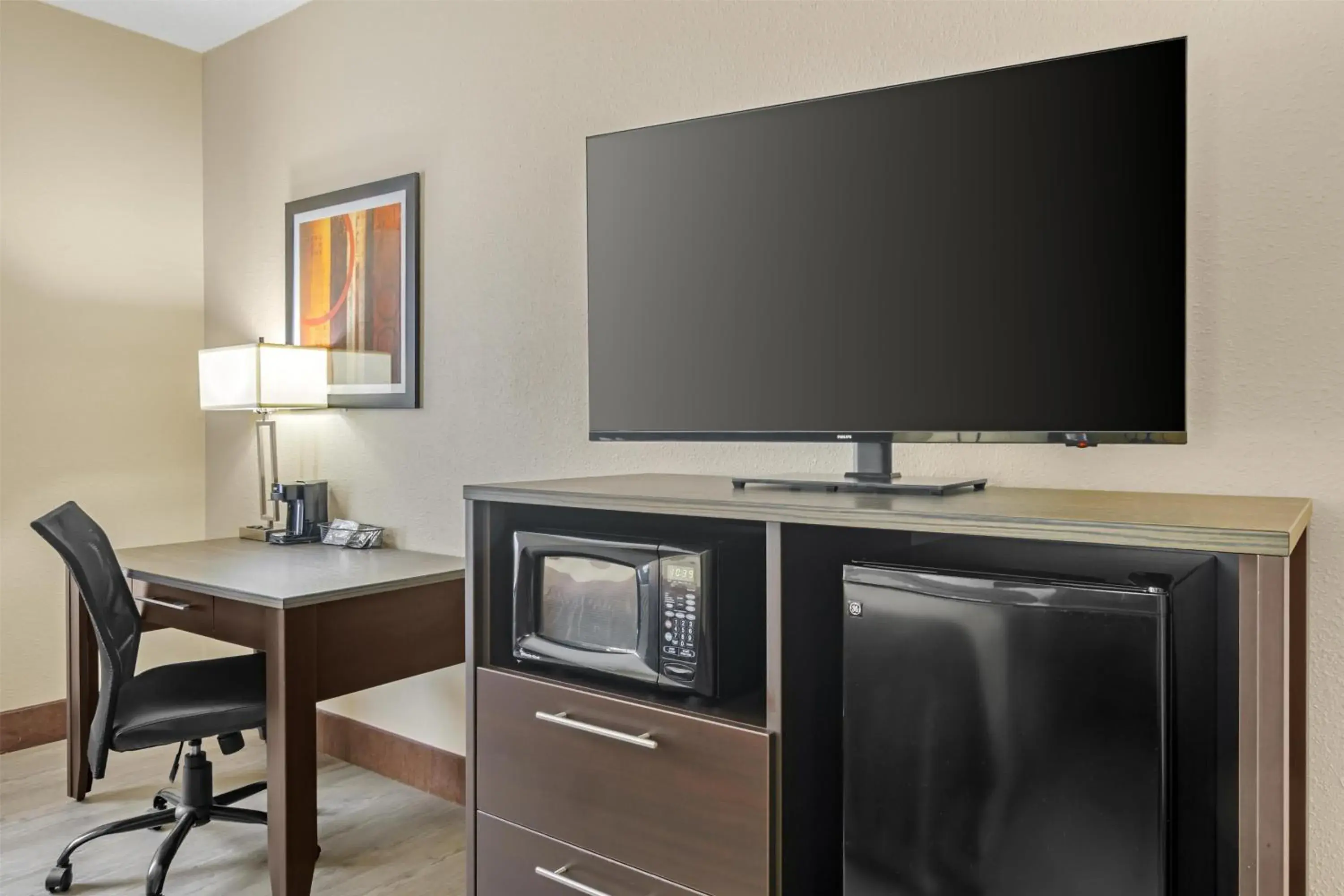 King Room with Roll-in Shower - Pet Friendly/Mobility Accessible in Best Western Teal Lake Inn King Room with Roll-in Shower - Pet Friendly/Mobility Accessible in Best Western Teal Lake Inn