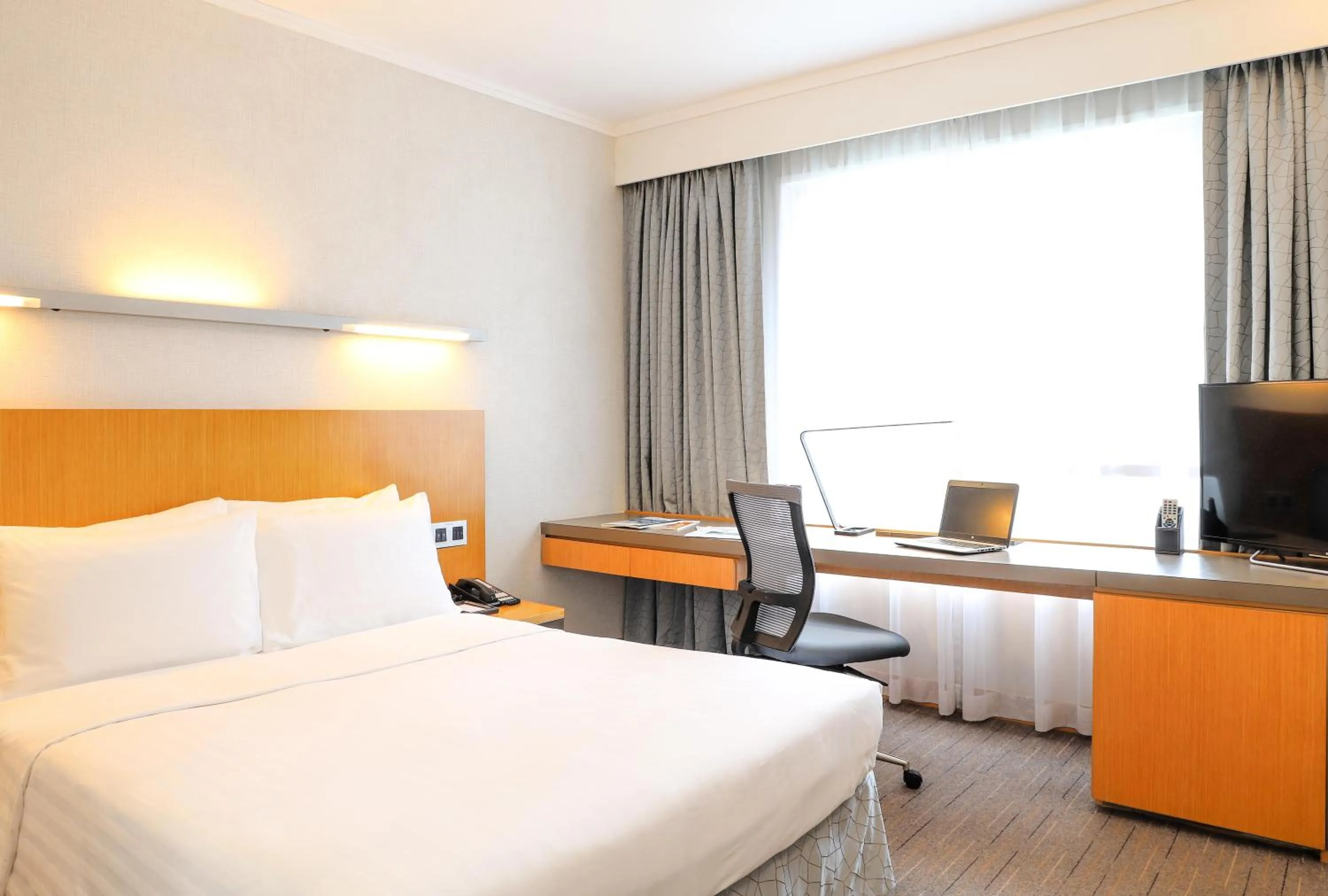 TV and multimedia, Bed in Novotel Century Hong Kong
