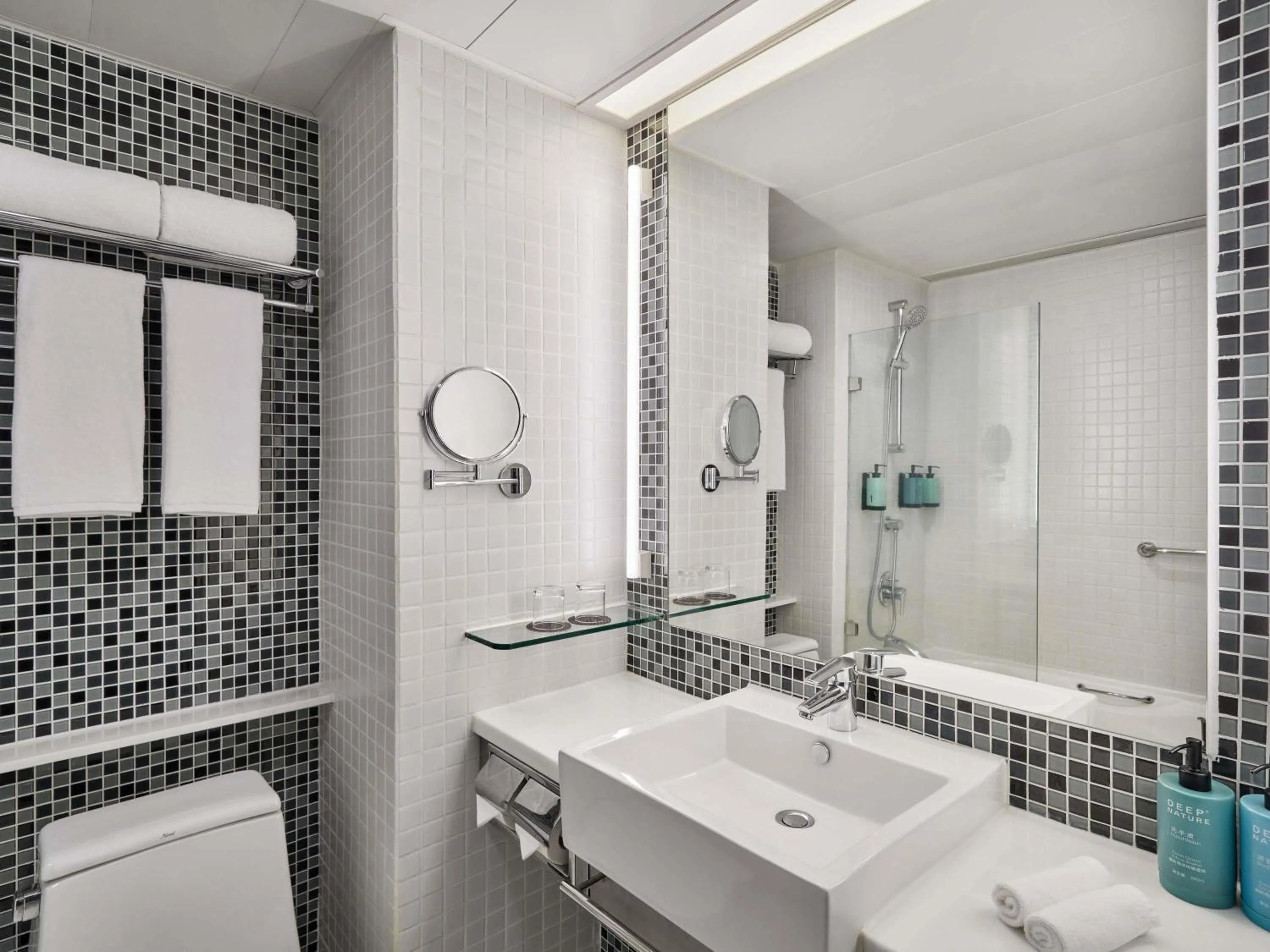 Bedroom in Novotel Century Hong Kong