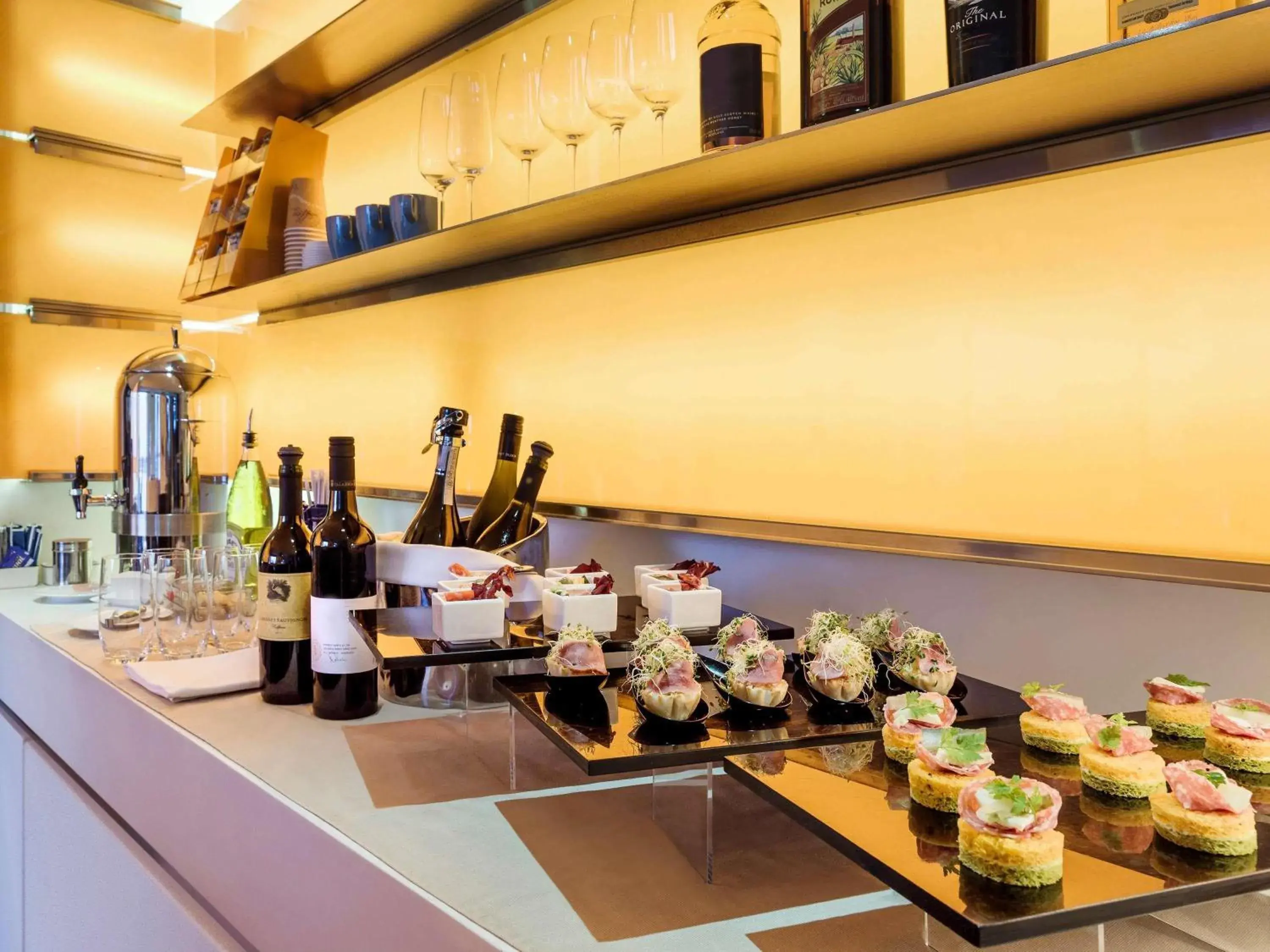 Junior Queen Suite in Novotel Century Hong Kong Junior Queen Suite in Novotel Century Hong Kong