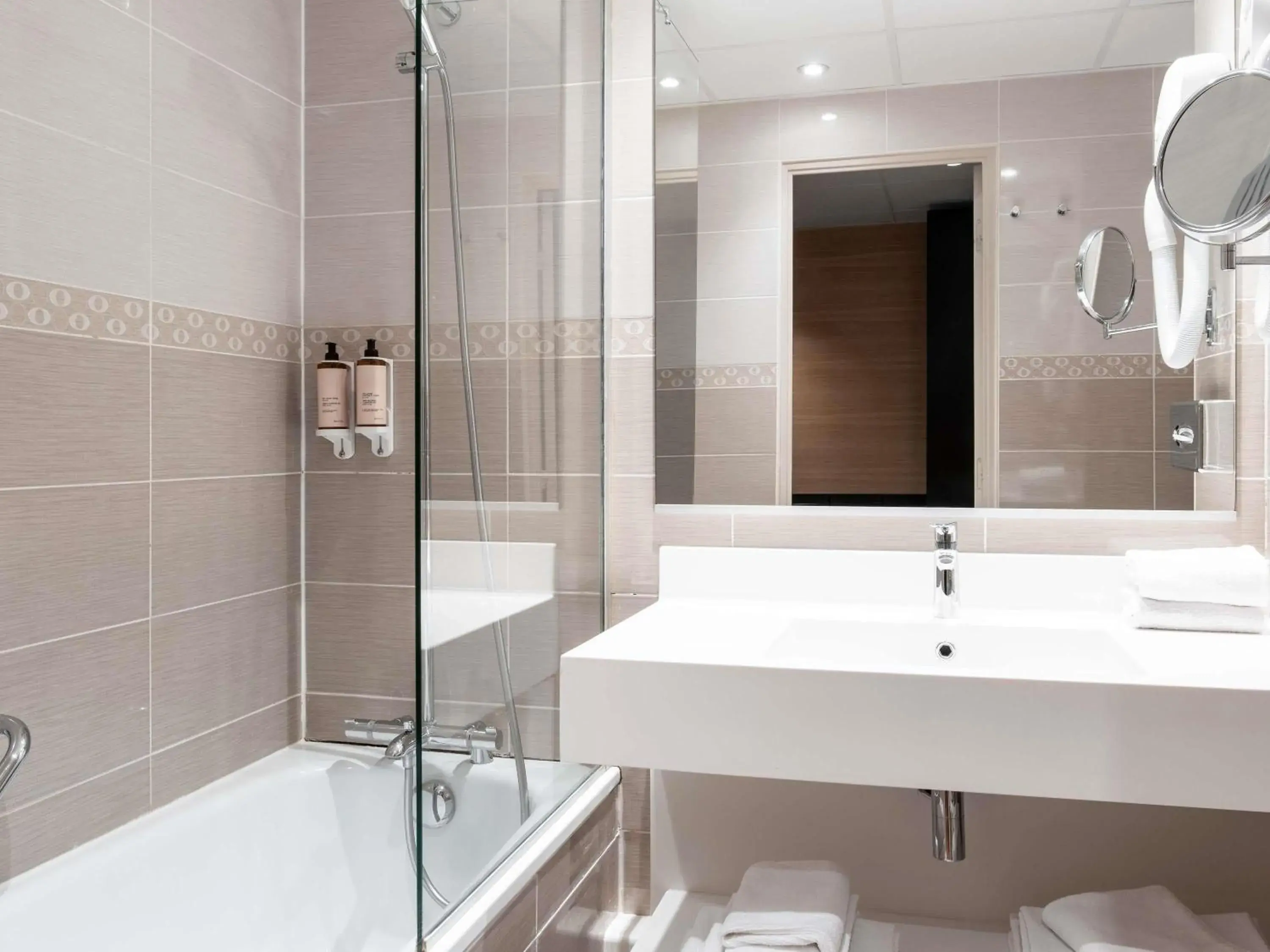 Bedroom in Mercure Rouen Centre Champ de Mars Bedroom in Mercure Rouen Centre Champ de Mars