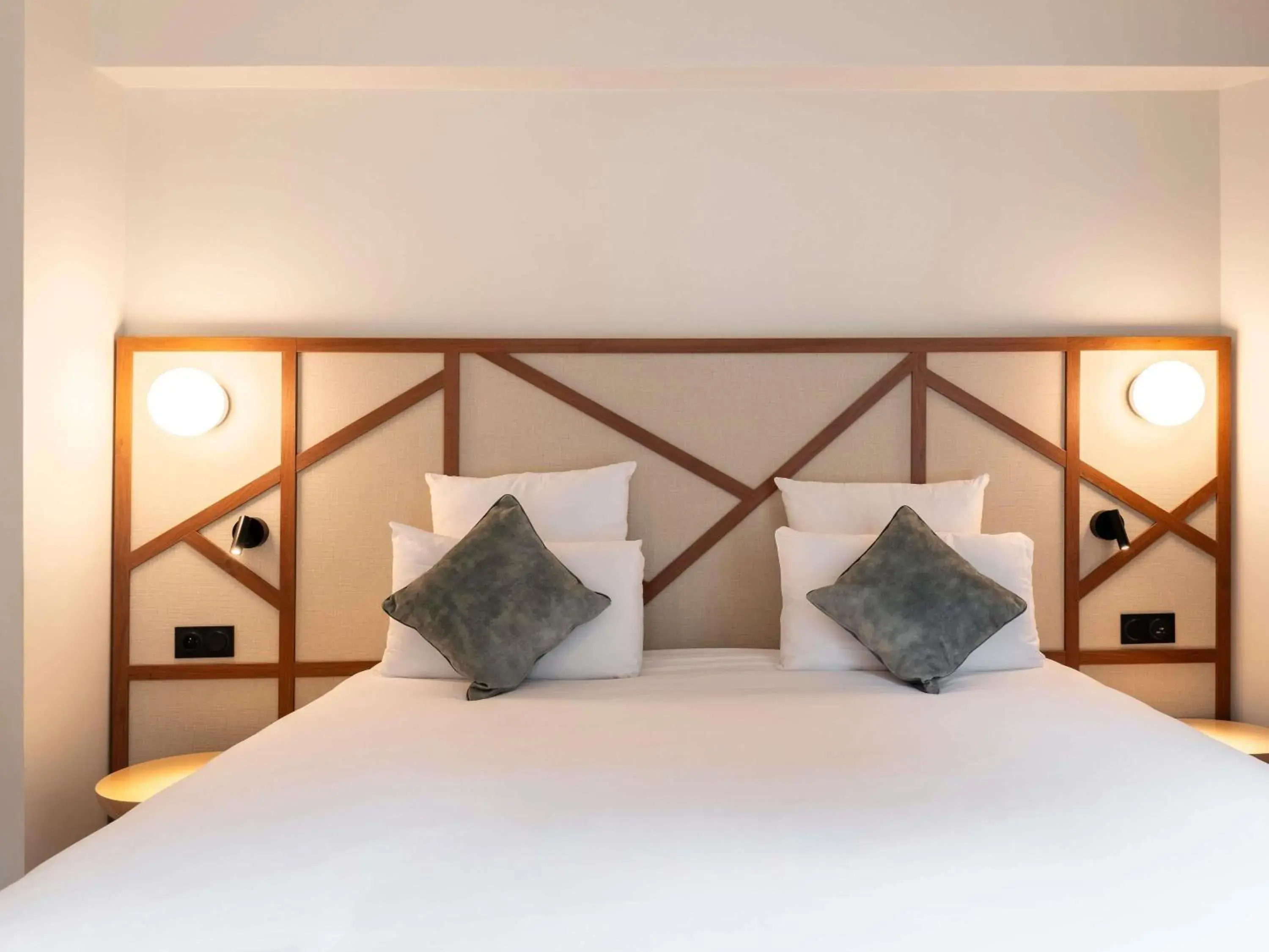 Bedroom, Bed in Mercure Rouen Centre Champ de Mars Bedroom, Bed in Mercure Rouen Centre Champ de Mars