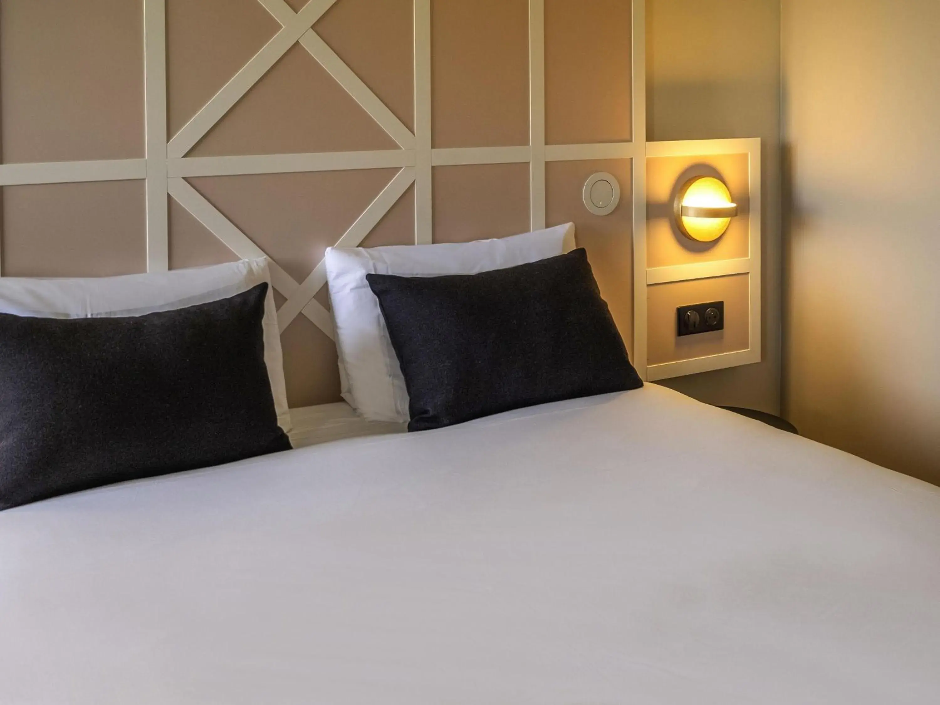 Bedroom, Bed in Mercure Rouen Centre Champ de Mars Bedroom, Bed in Mercure Rouen Centre Champ de Mars