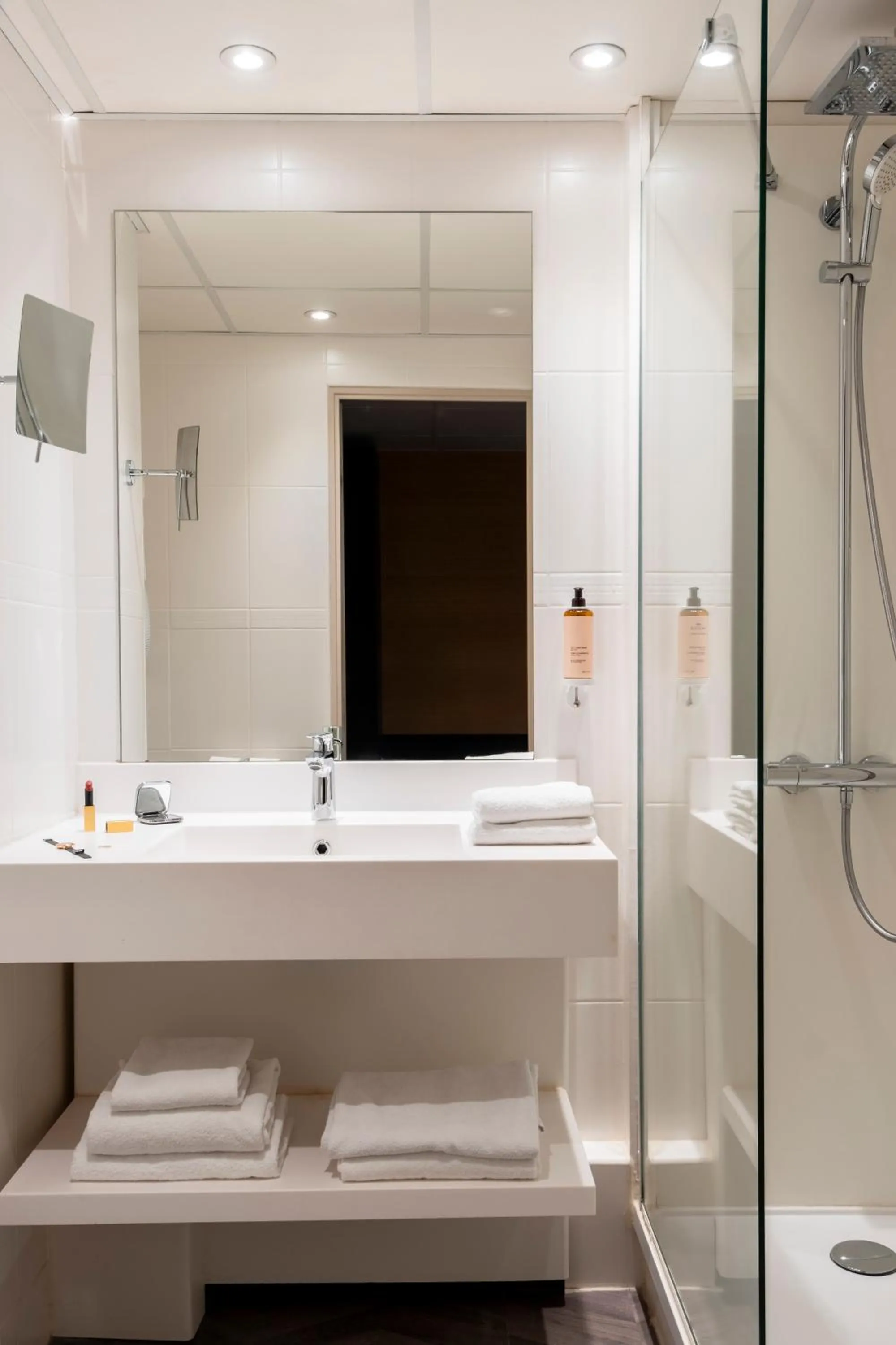 Bathroom in Mercure Rouen Centre Champ de Mars