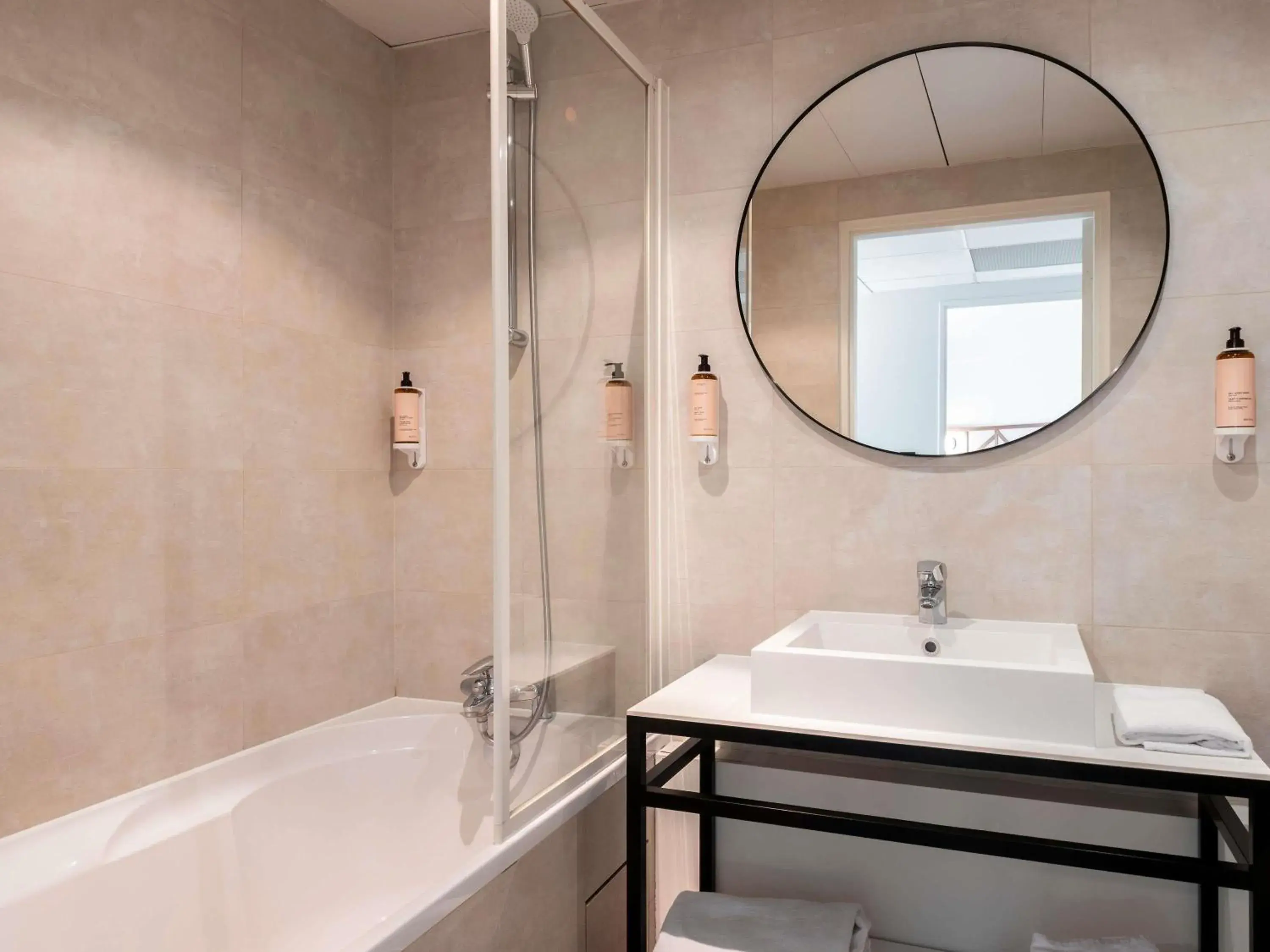 Privilege Double Room with Sofa Bed in Mercure Rouen Centre Champ de Mars Privilege Double Room with Sofa Bed in Mercure Rouen Centre Champ de Mars