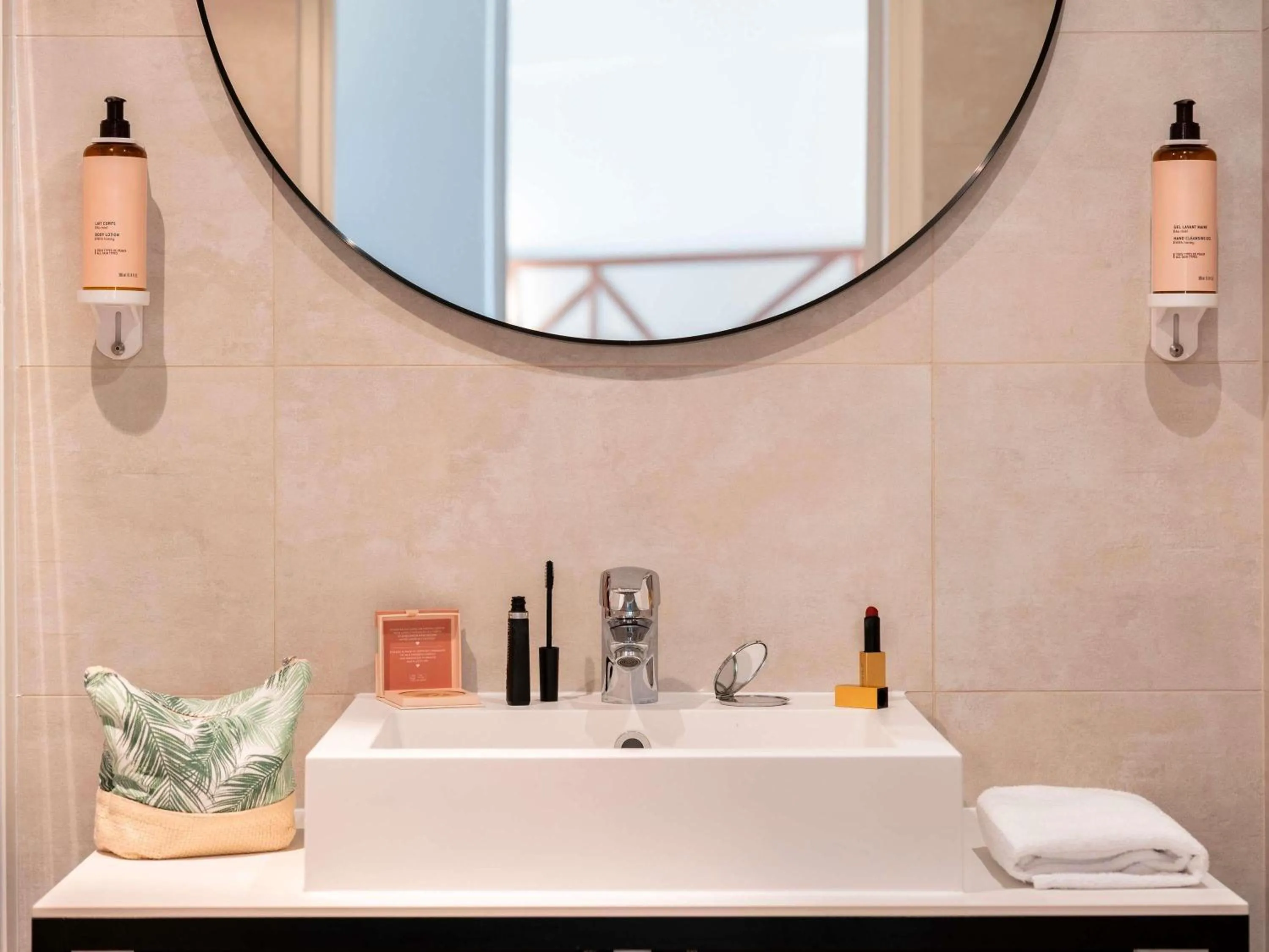 Bedroom in Mercure Rouen Centre Champ de Mars