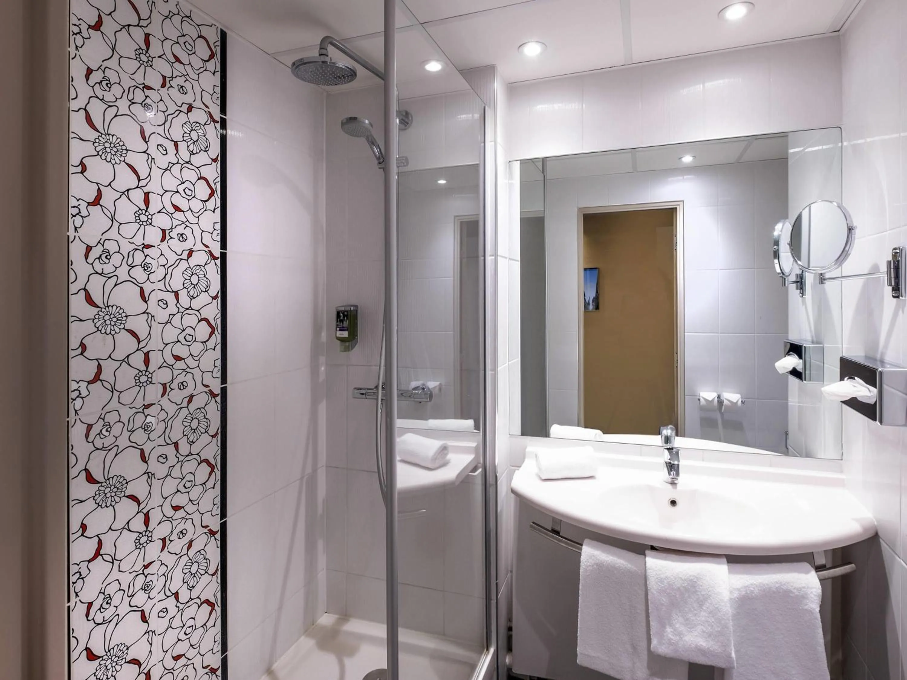 Bedroom in Mercure Rouen Centre Champ de Mars