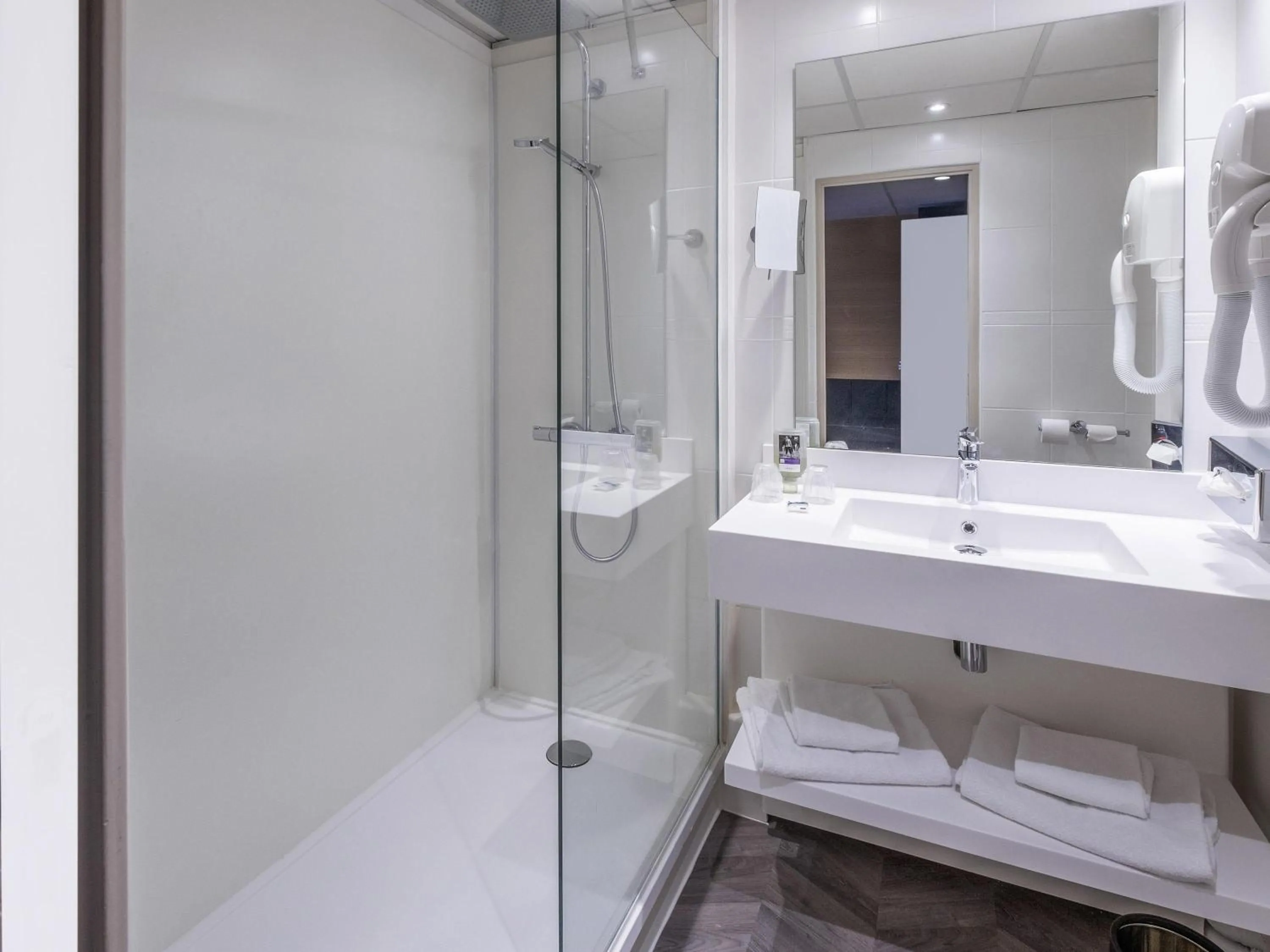 Bedroom in Mercure Rouen Centre Champ de Mars