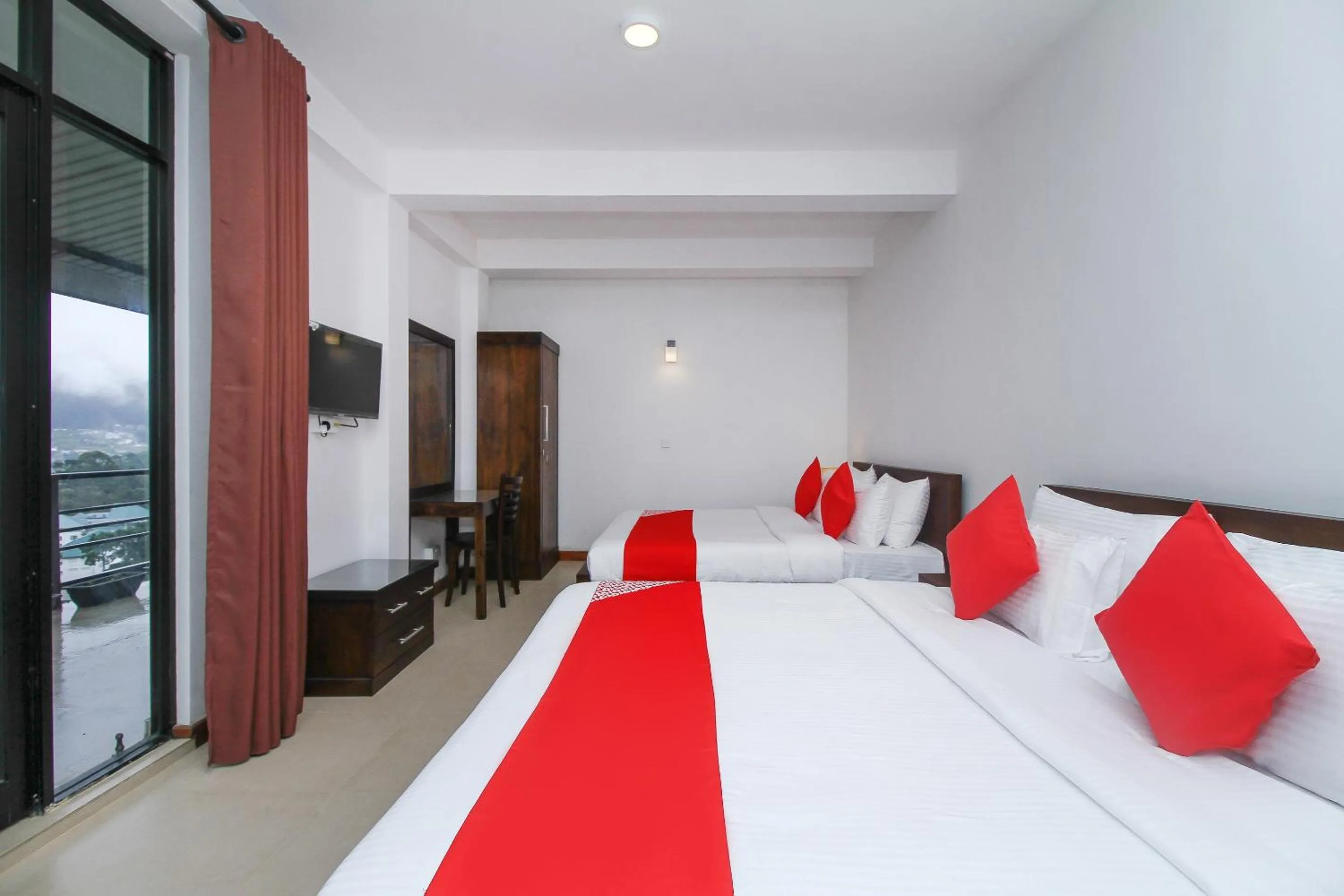 Bedroom, Bed in Delphin Hotel