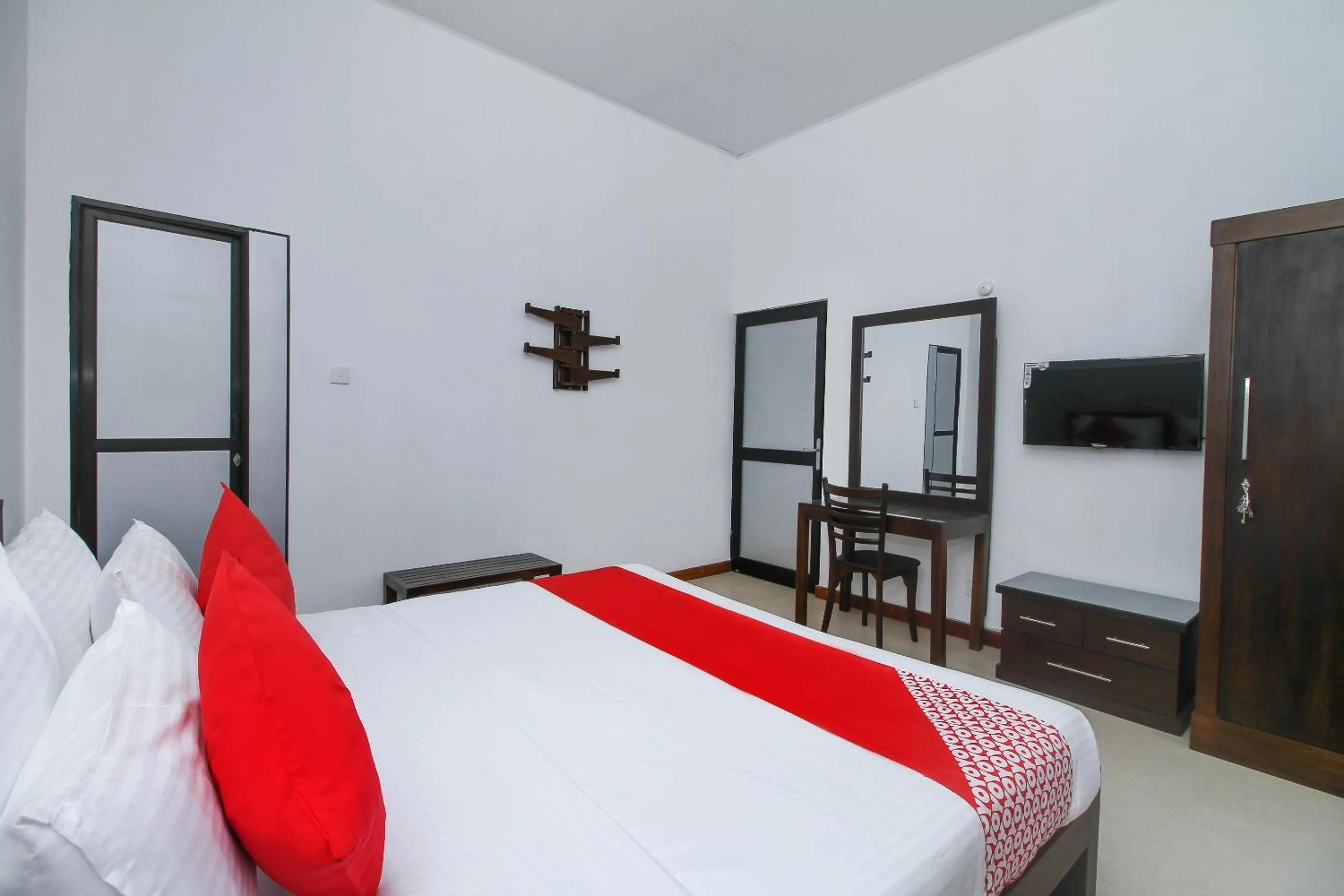 Bedroom, Bed in Delphin Hotel