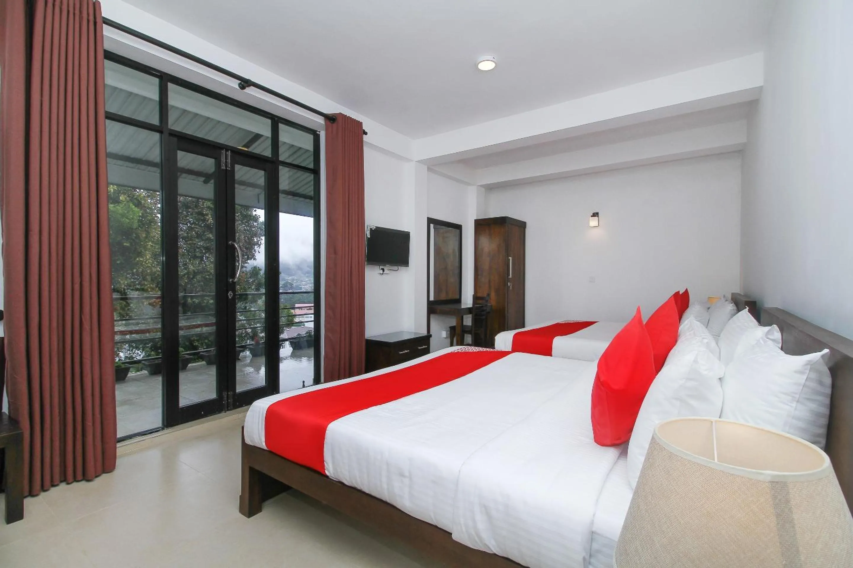 Bedroom, Bed in Delphin Hotel