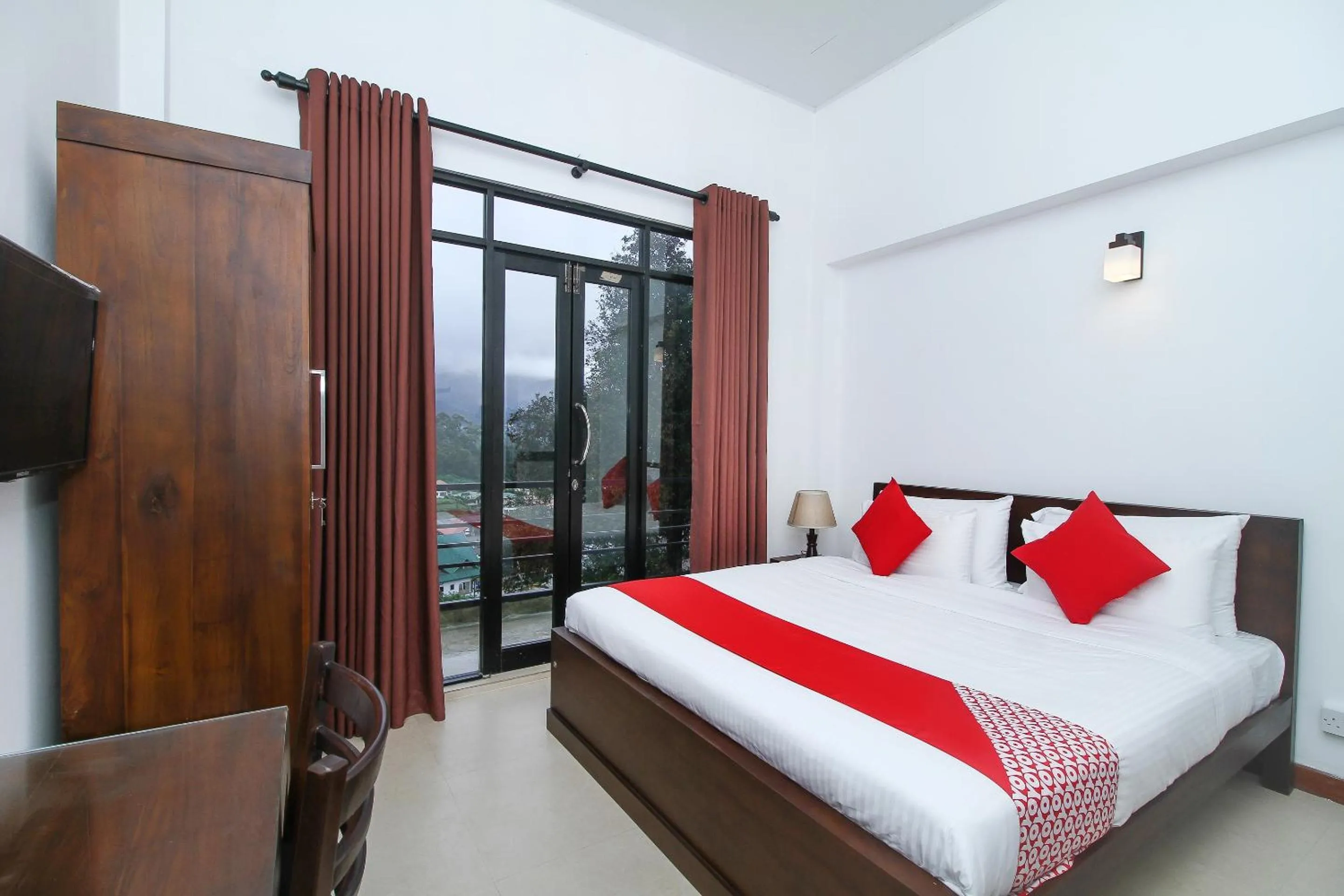 Bedroom, Bed in Delphin Hotel