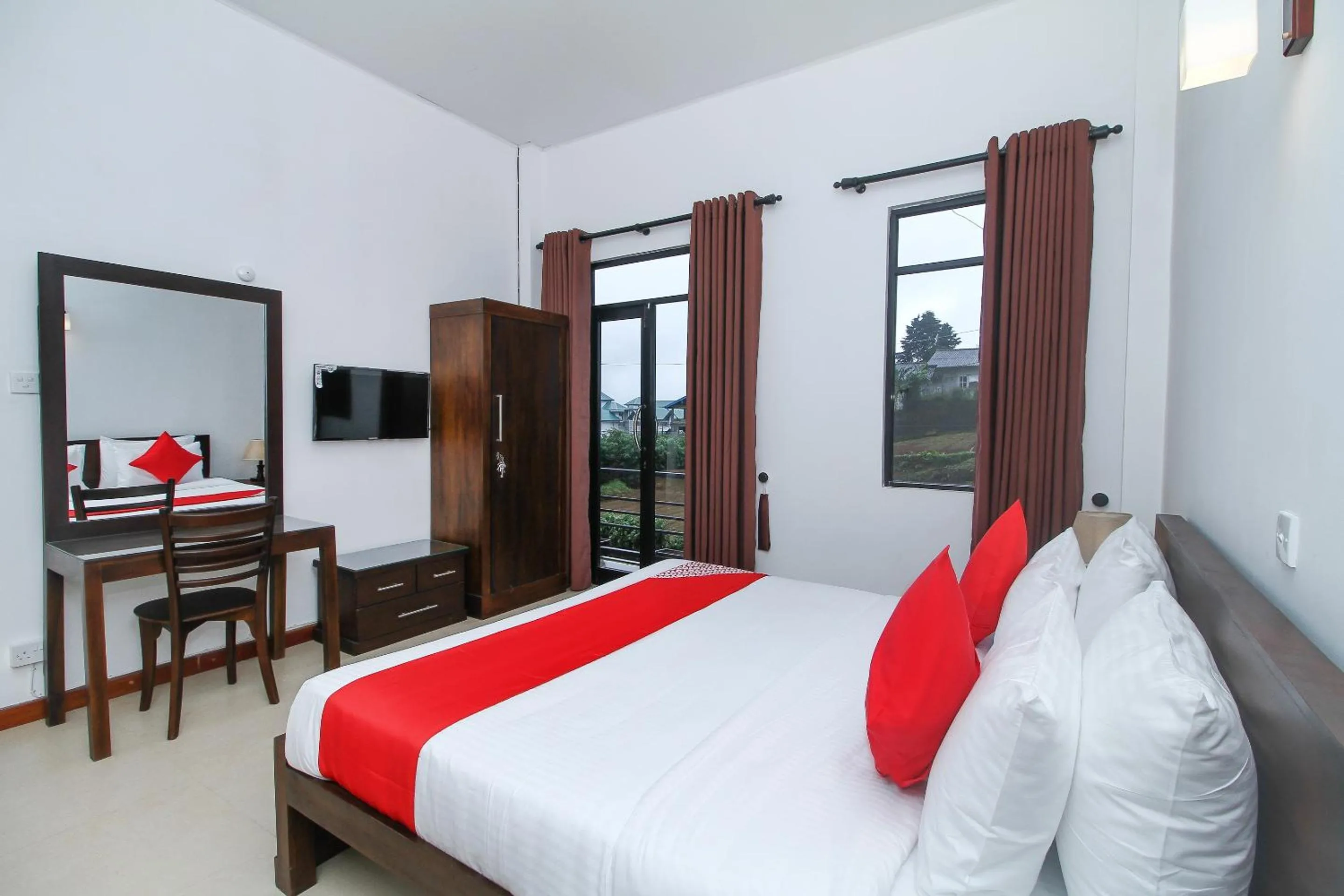 Bedroom, Bed in Delphin Hotel
