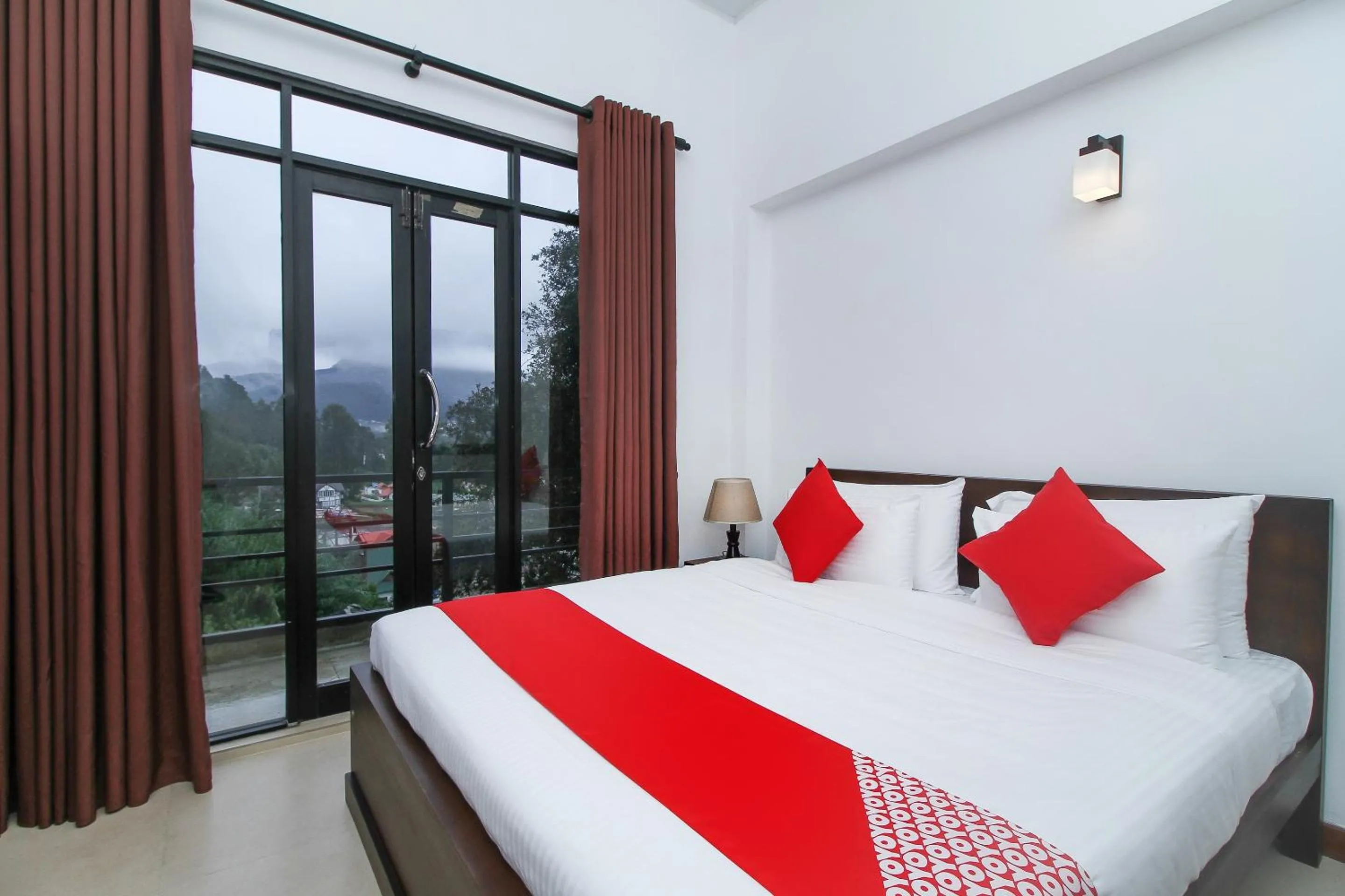 Bedroom, Bed in Delphin Hotel