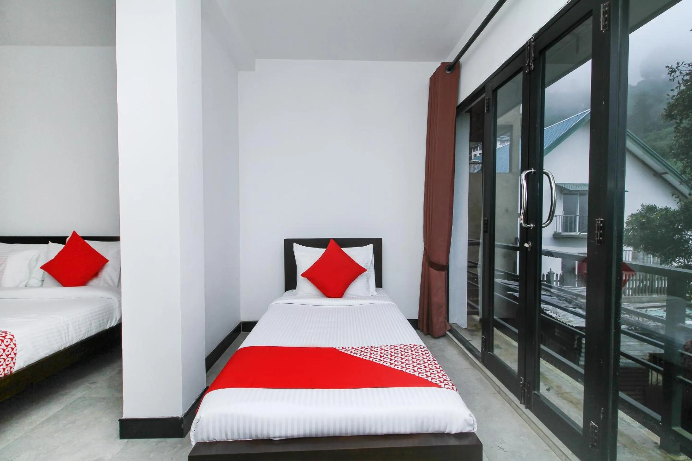 Bedroom, Bed in Delphin Hotel