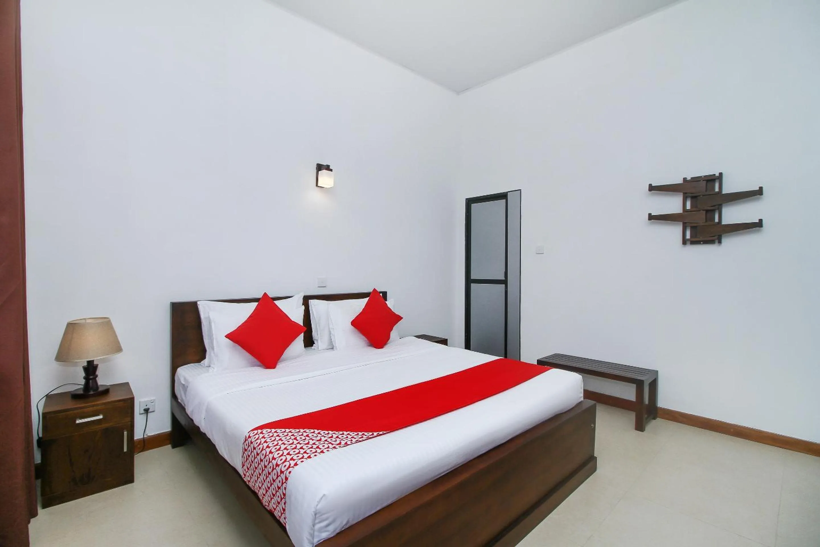 Bedroom, Bed in Delphin Hotel