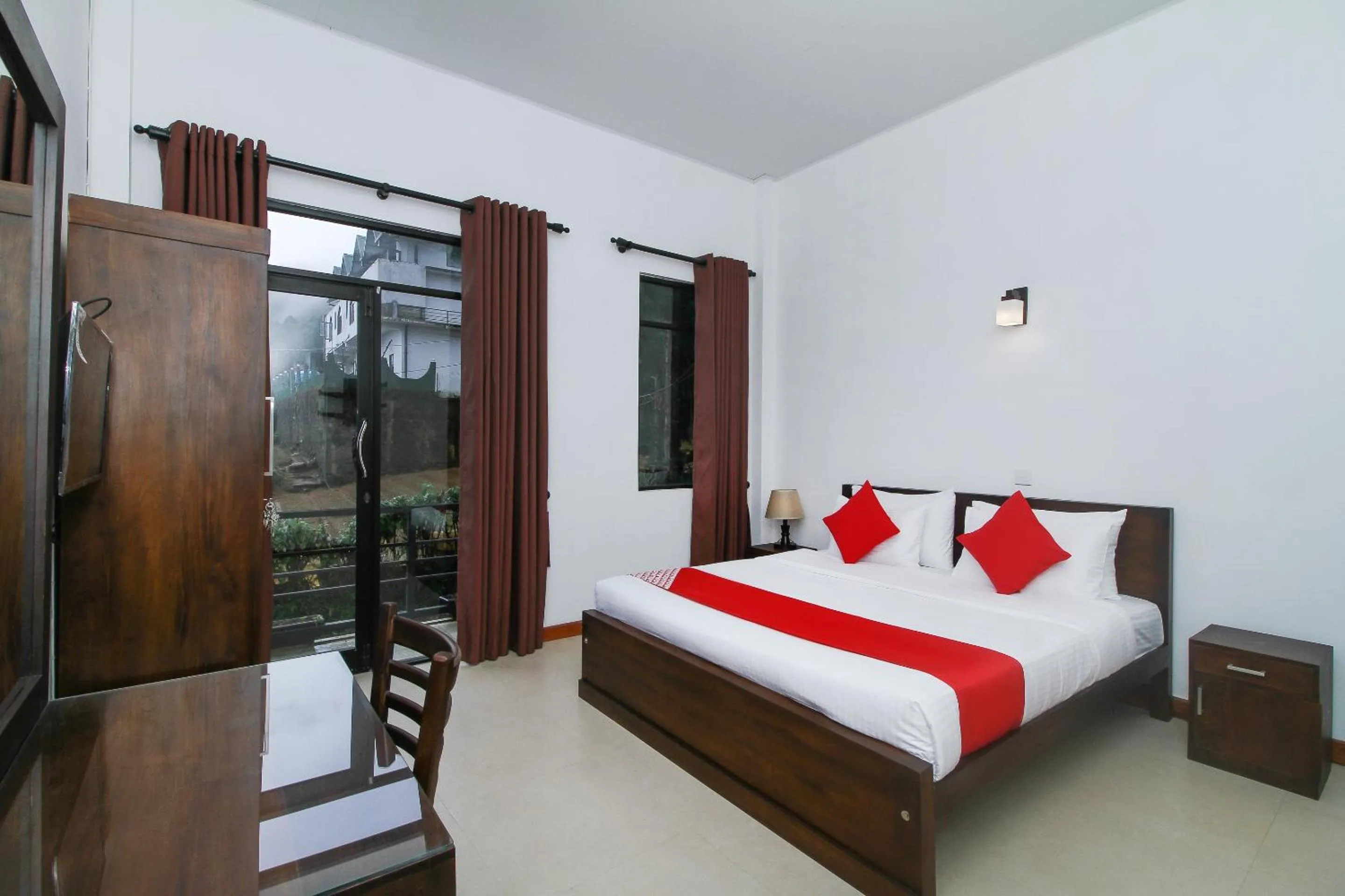 Bedroom, Bed in Delphin Hotel