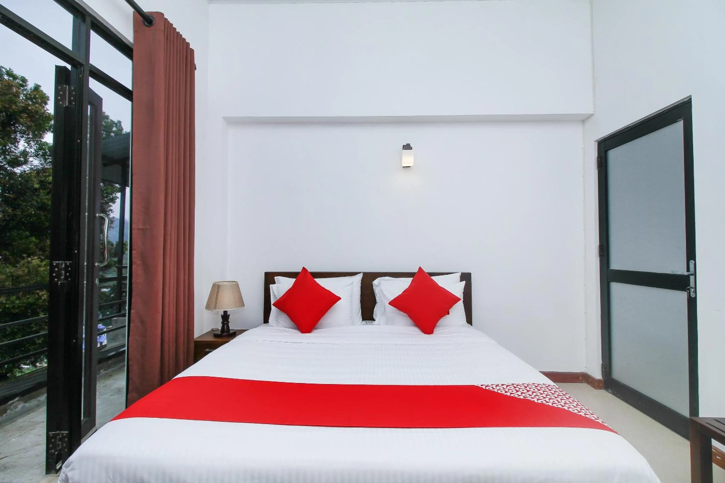 Bedroom, Bed in Delphin Hotel