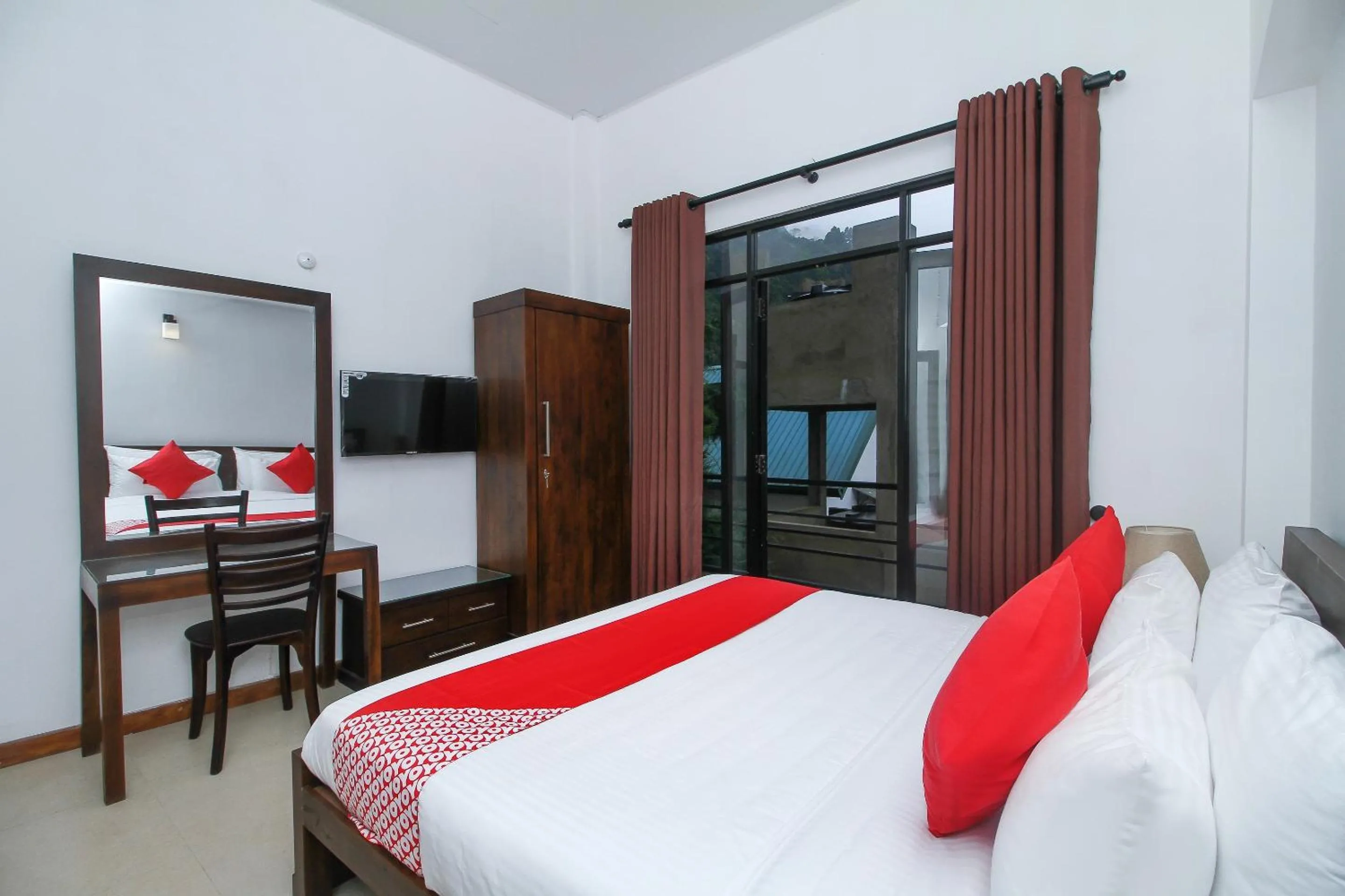 Bedroom, Bed in Delphin Hotel