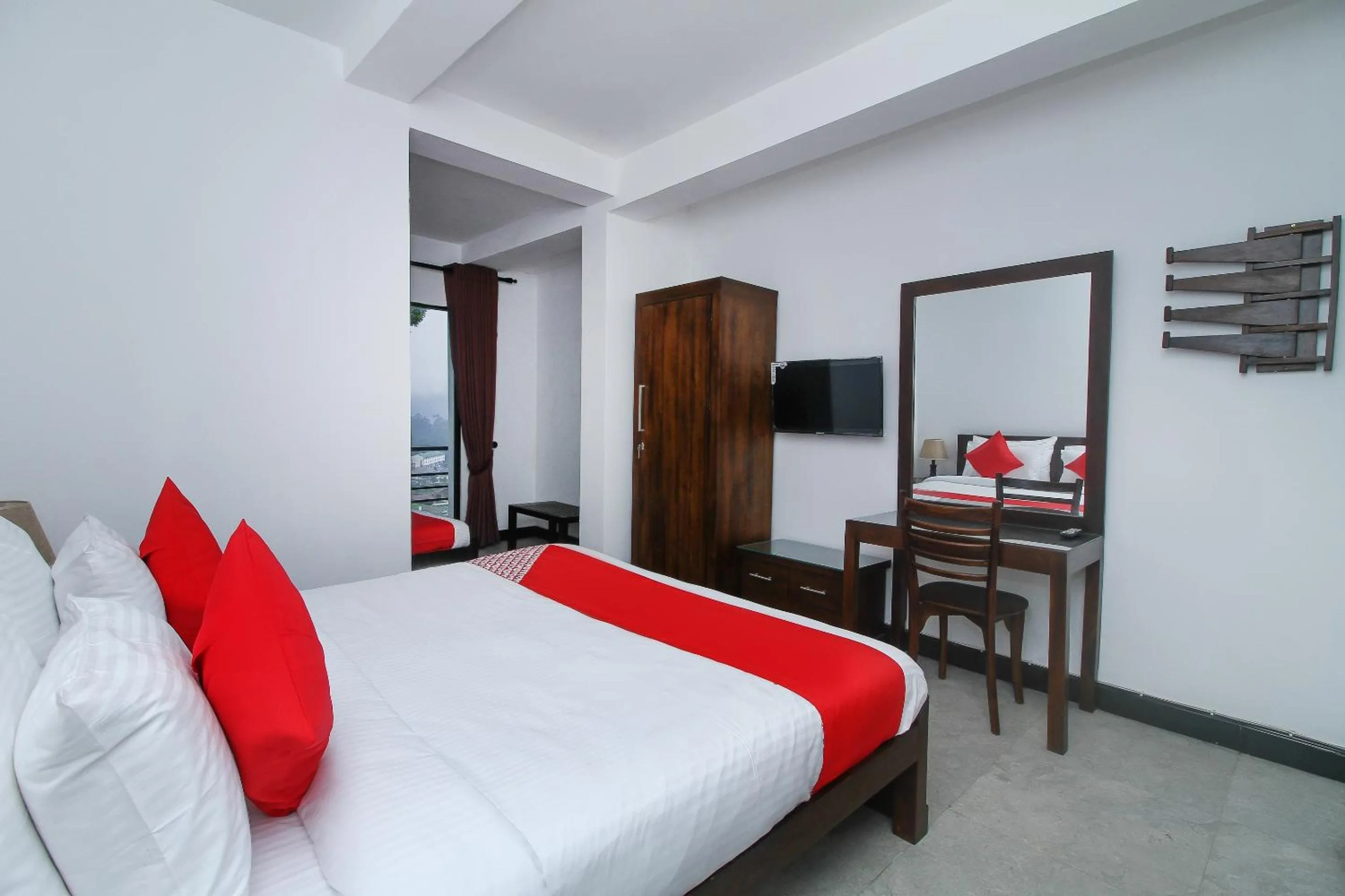 Bedroom, Bed in Delphin Hotel