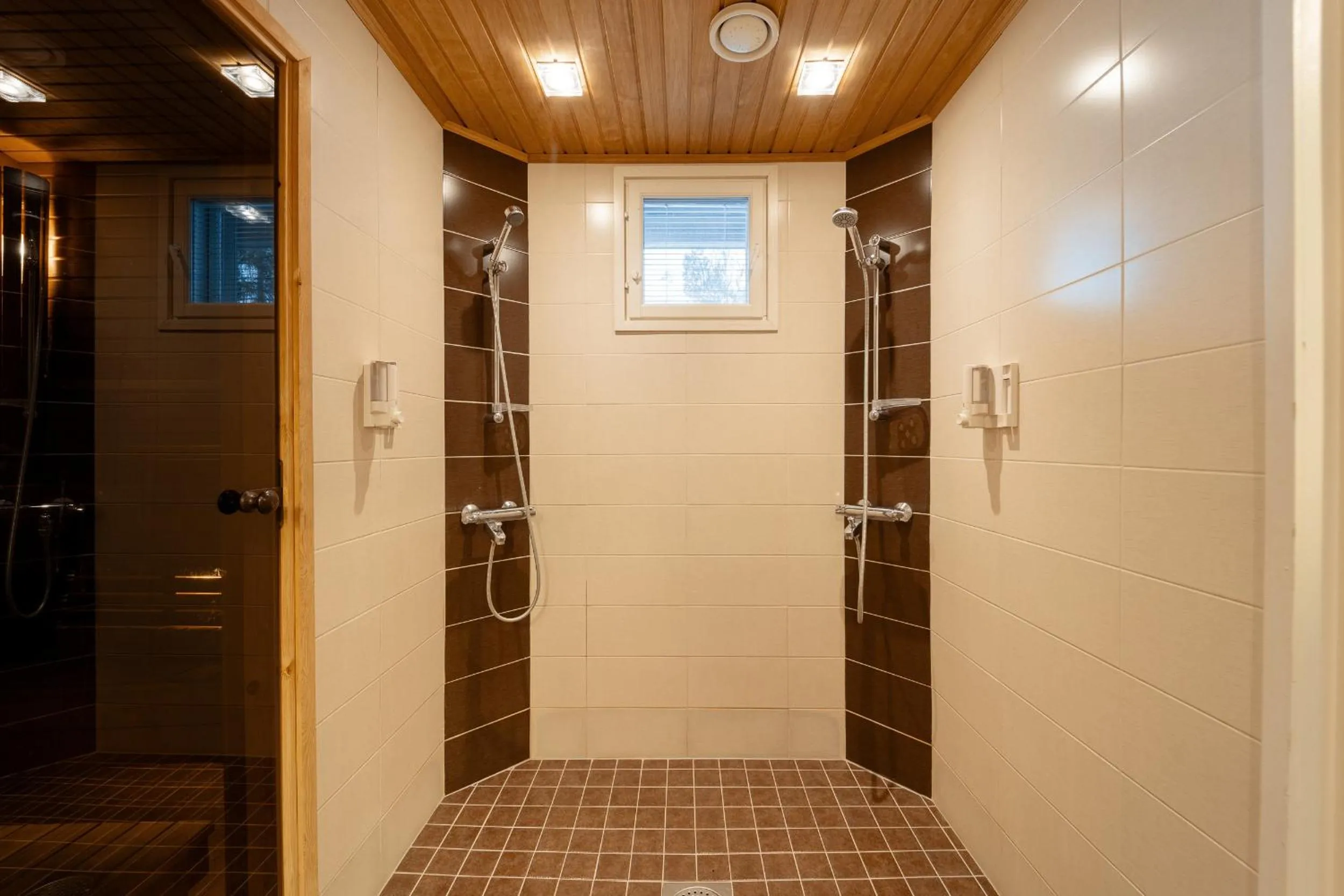 Shower in Hotelli Kotola