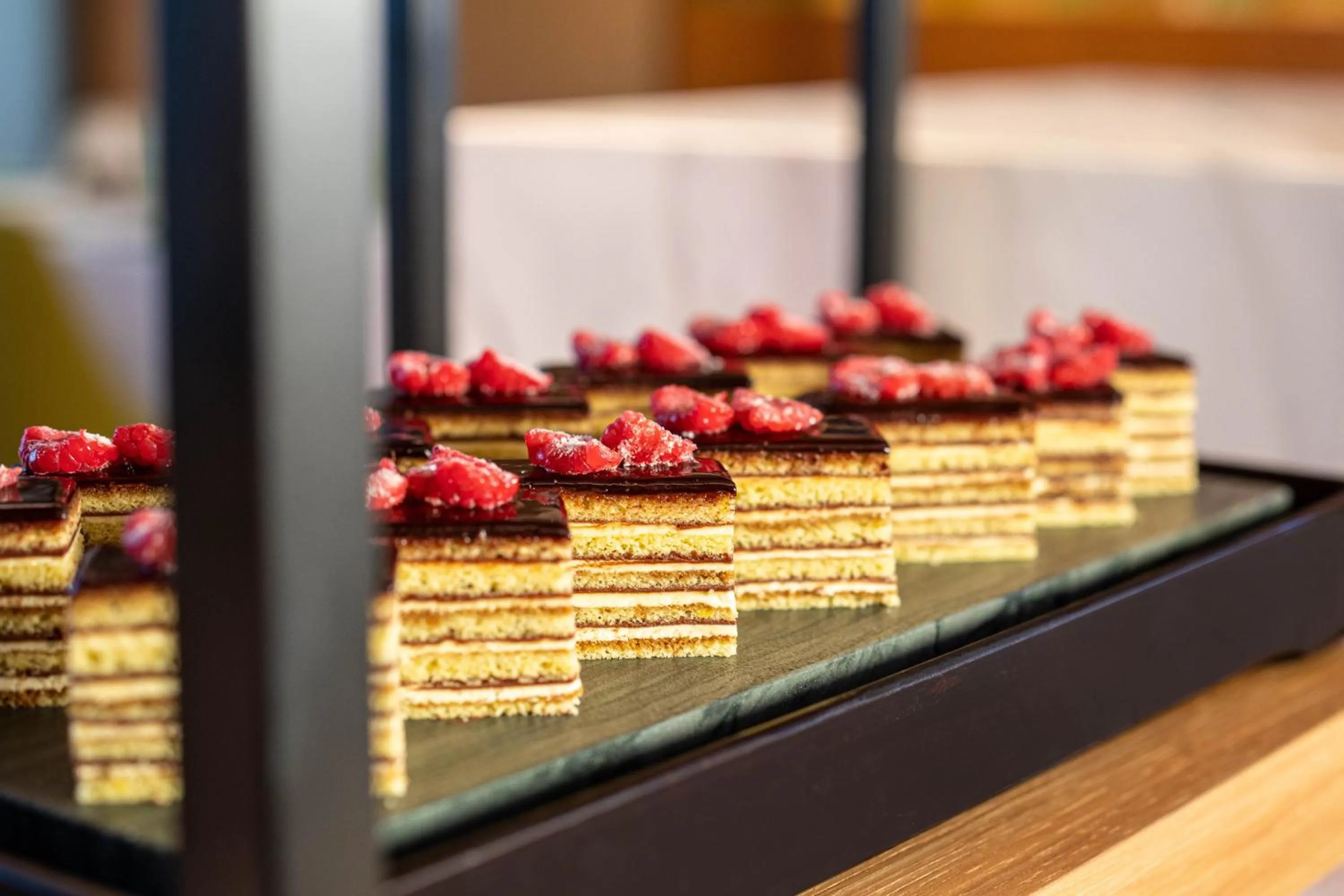 Restaurant/places to eat in Holiday Inn Hangzhou Binjiang