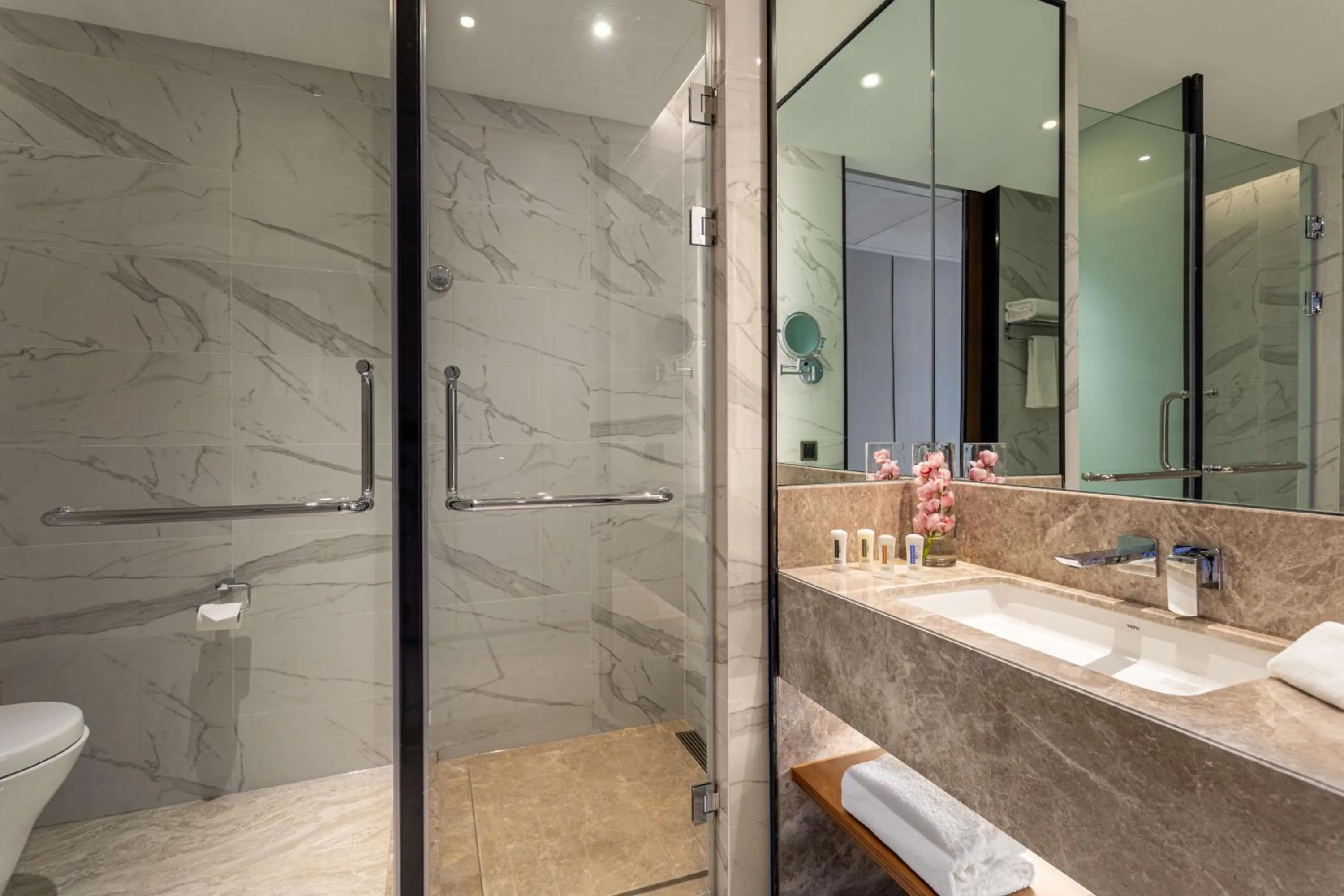 Shower, Bathroom in Holiday Inn Hangzhou Binjiang