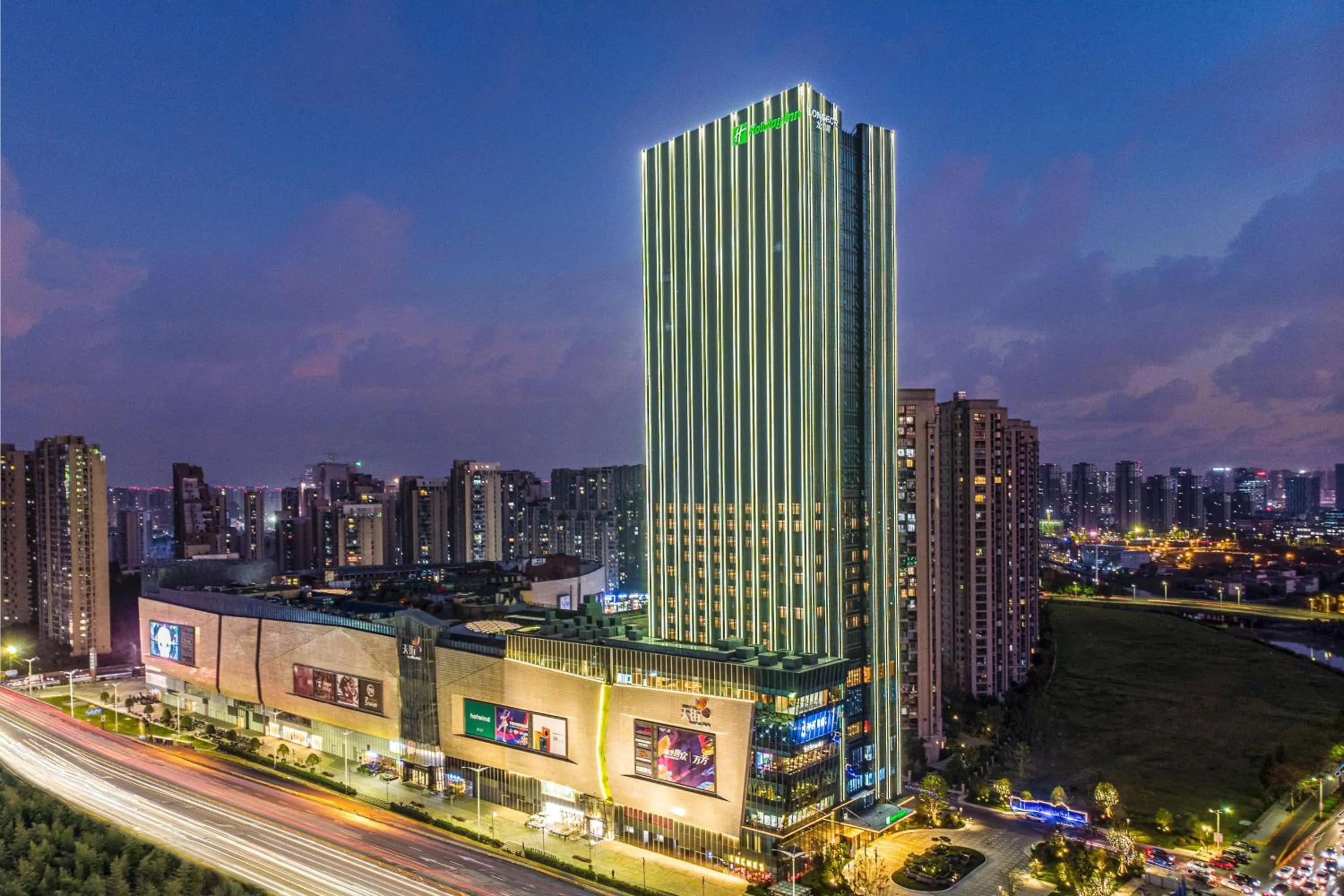 Property building in Holiday Inn Hangzhou Binjiang