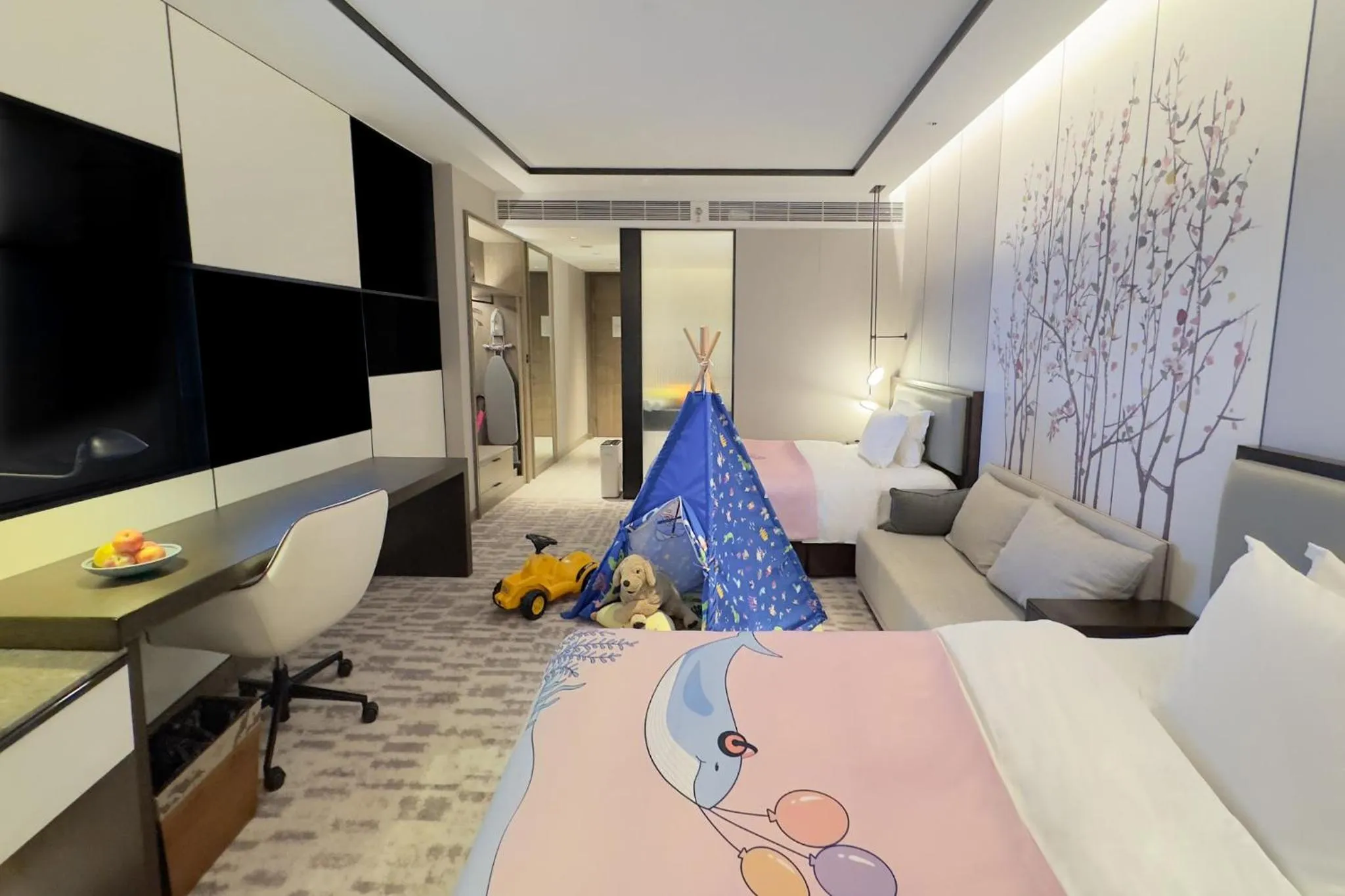 Photo of the whole room, Bed in Crowne Plaza Wuzhen by IHG