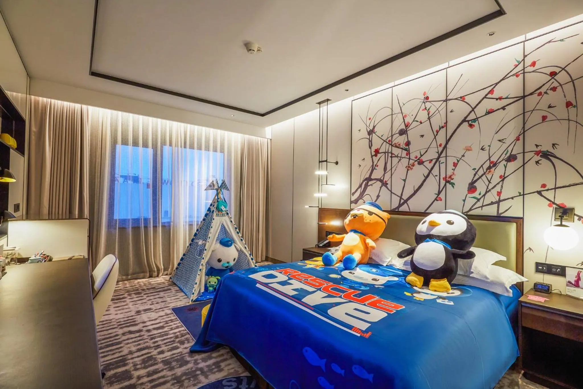 Photo of the whole room, Bed in Crowne Plaza Wuzhen by IHG