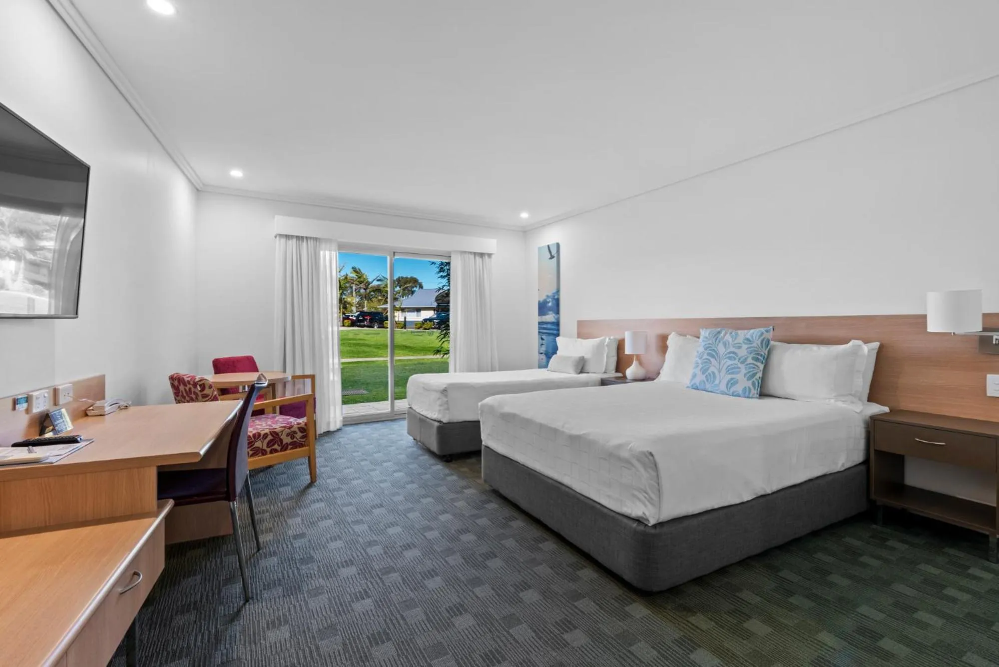 Photo of the whole room, Bed in Springs Shoalhaven Nowra