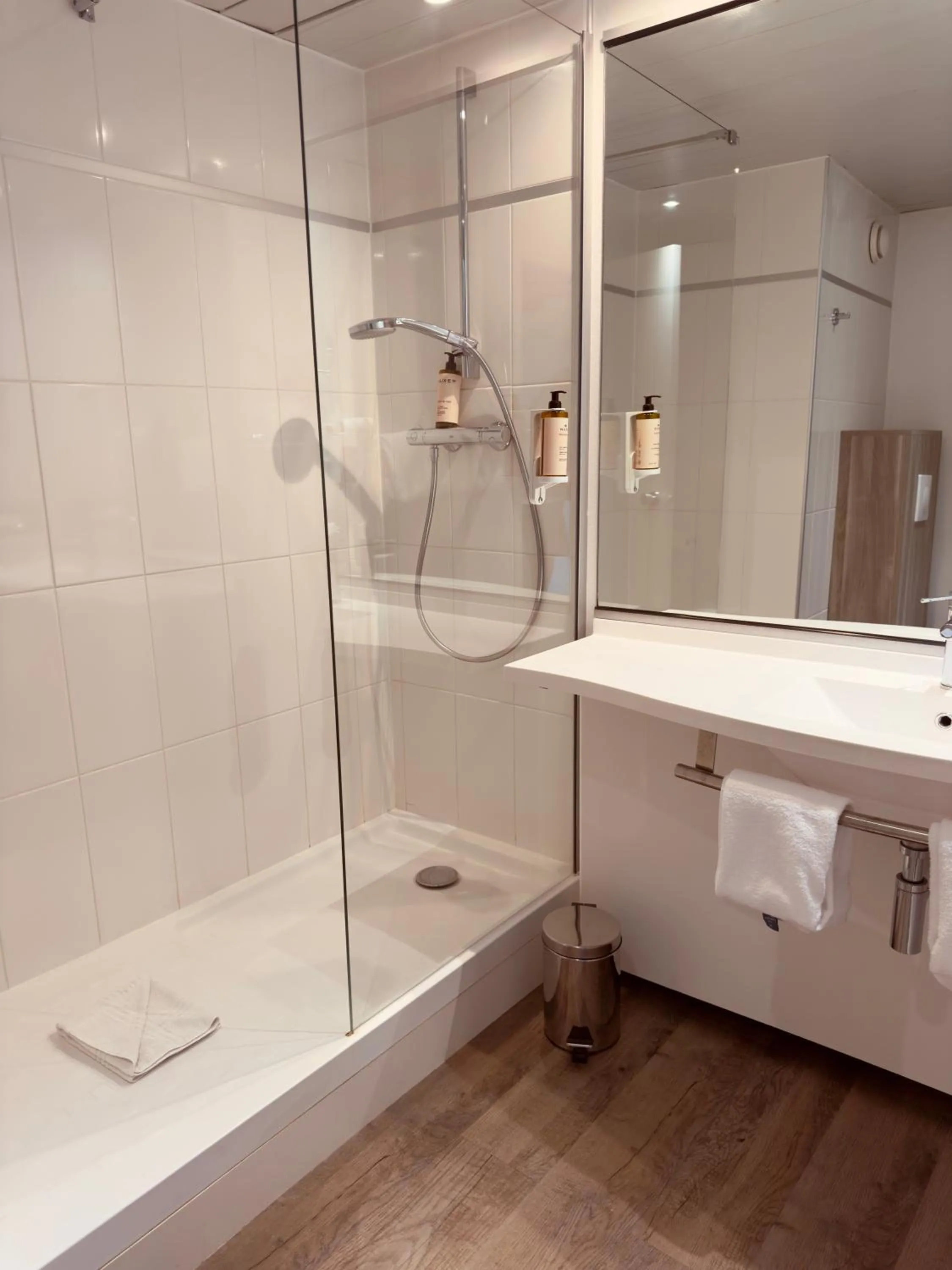 Shower in Mercure Rouen Val de Reuil