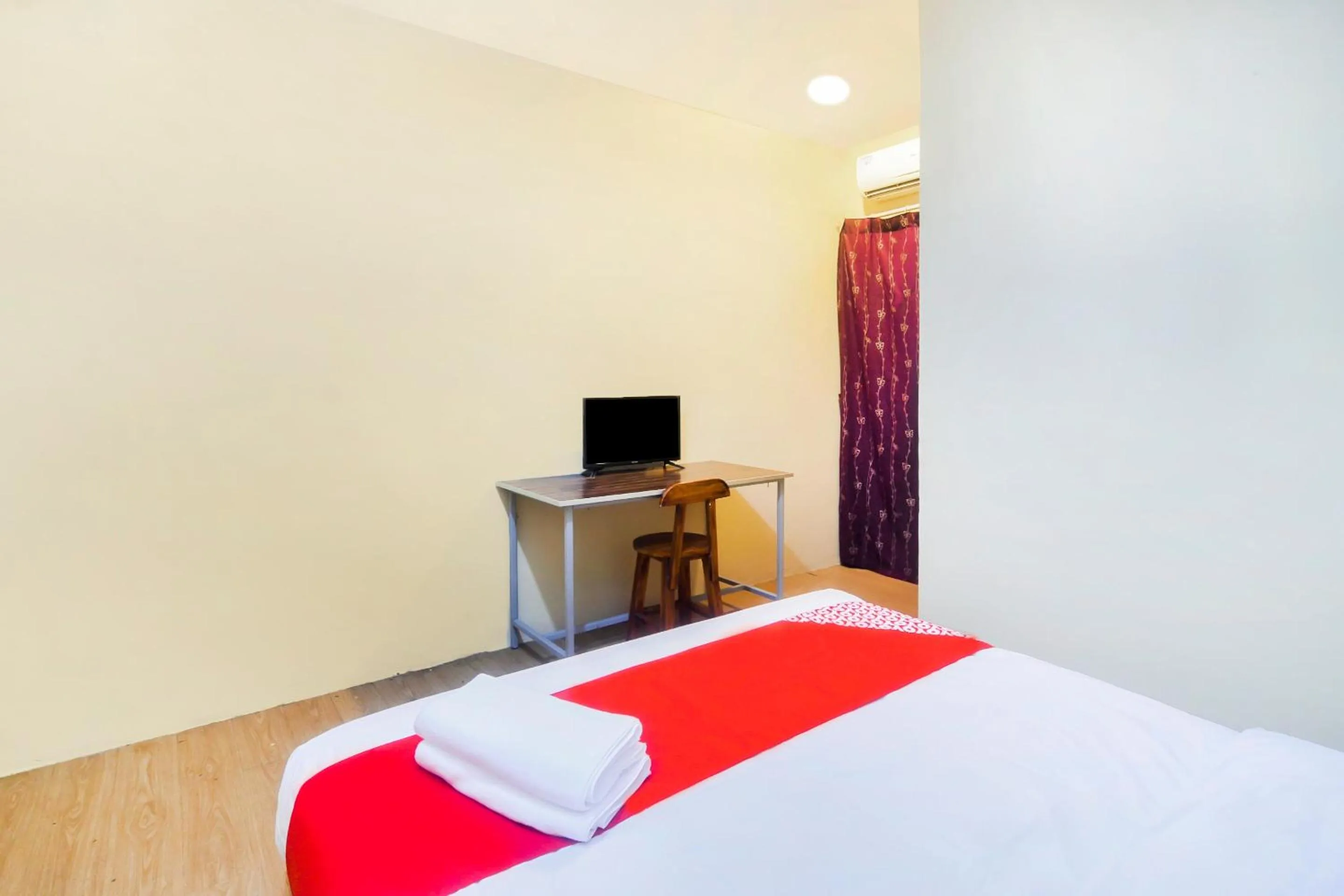 Bedroom in OYO 44017 L & C Premium Stay