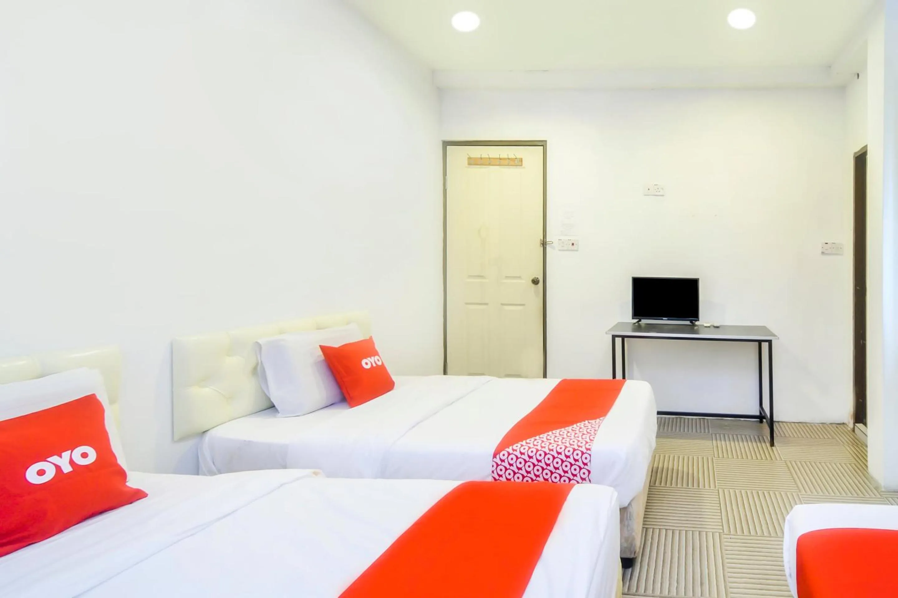 Bedroom in OYO 44017 L & C Premium Stay